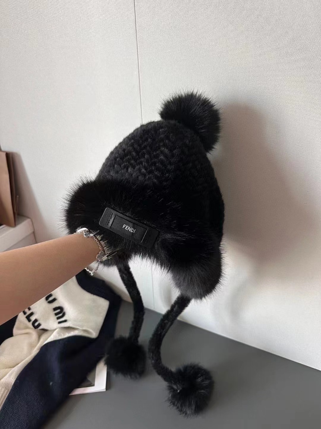 NO:189811,High-end FEND* knitted real-wool winter wool hat. I fell in love with hot products at first glance. I don’t have any fancy style. It mainly has a sense of high-end. The details are full. The workmanship is top not only. There are really not many hats that can keep warm but also produce blockbusters. If you understand, you should get the hat as soon as possible. Hats, fisherman hats, baseball hats, knit hats, hats, fendi, espadrilles, hats19860909高端款FEND*编织真毛冬季毛线帽 一眼爱上爆款 没有任何花里胡俏 主打一个高级感 细节拉满 做工顶级 既保暖又能出大片的帽子真的不多 懂的要尽快了帽子渔夫帽棒球帽针织帽,帽子,fendi,espadrilles,hats,hat
