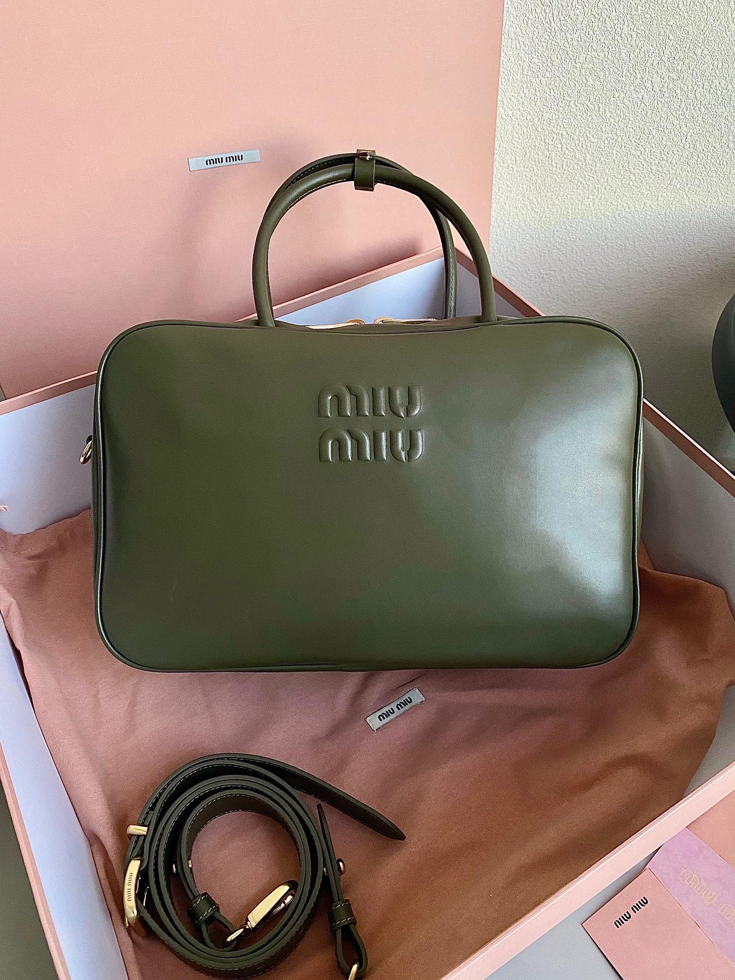 P900 5BB117: Nuevo de MiuMiu, confeccionado en piel de becerro importada de primera calidad, superficie lisa, delicada …