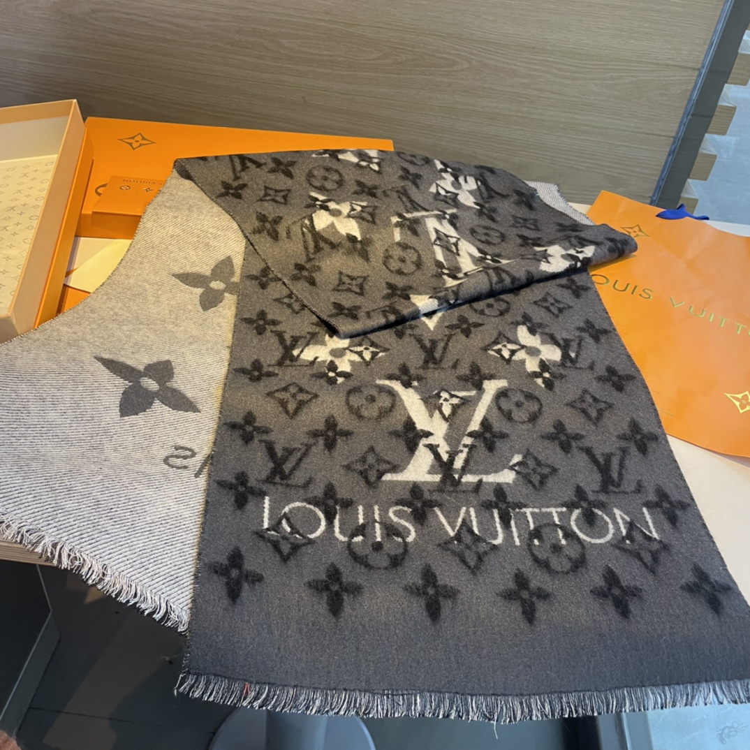 LV绝绝子REYKJAVIKGRADIENT围巾️这个色真的太美了！！！LV专柜超难买到一款！！超赞的印