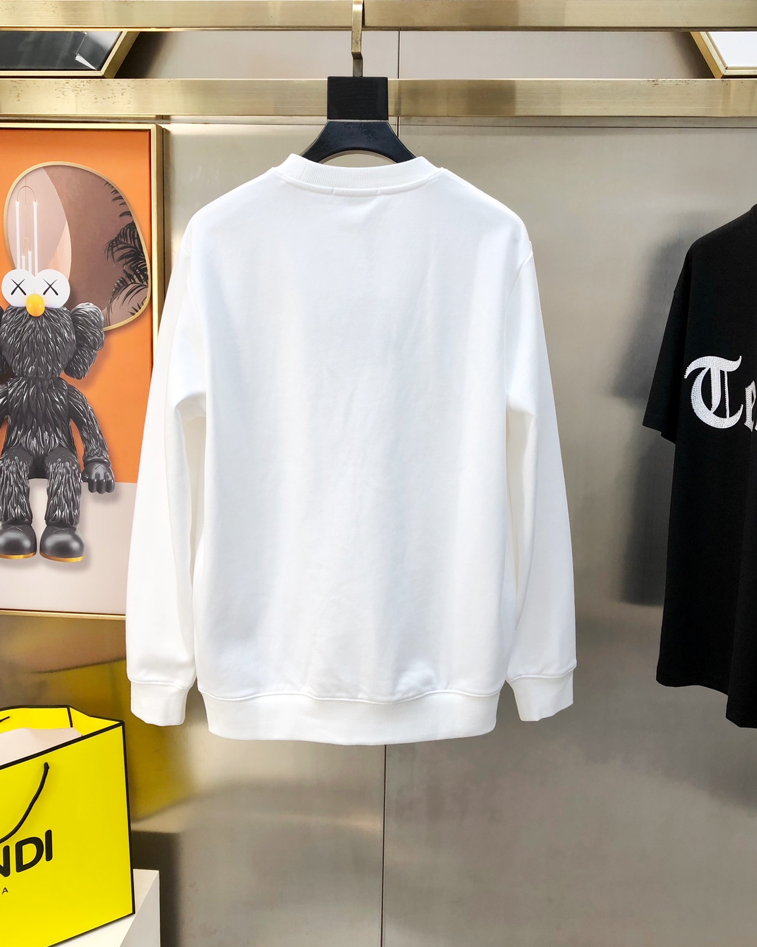 支持年后退换 P160 P*ADA 普拉哒 2025秋冬新款原单男士休闲卫衣  ✨✨高端定制 高版本 简洁时尚百搭 大爆款⚠️OS宽松偏大版型⚠️✨✨绣三角logo标设计 原版进口420克双股纯棉面料 螺纹袖口.领口衣摆 手感超柔软细腻 穿着亲肤舒适 高端精品 代工厂精细做工 上身非常赞 男士必备单品 三标齐全 尺码：S-3XL（最大码可穿220斤左右 下单请报身高体重) 黑色 白色
尺码数据
S衣长66胸围56肩宽54袖长54 （可穿120斤）
M衣长68胸围58肩宽56袖长55（可穿140斤）
L衣长70胸围60肩宽58袖长56（可穿160斤）
XL衣长72胸围62肩宽60袖长57（可穿180斤）
2XL衣长74胸围64肩宽62袖长58（可穿200斤）
3XL衣长76胸围66肩宽64袖长59（可穿220斤）