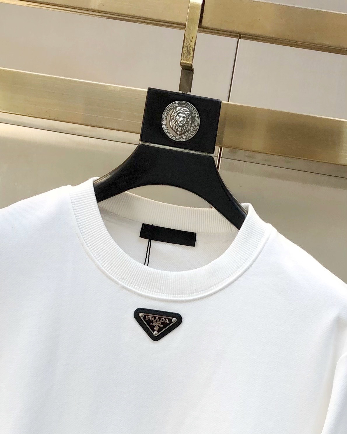 支持年后退换 P160 P*ADA 普拉哒 2025秋冬新款原单男士休闲卫衣  ✨✨高端定制 高版本 简洁时尚百搭 大爆款⚠️OS宽松偏大版型⚠️✨✨绣三角logo标设计 原版进口420克双股纯棉面料 螺纹袖口.领口衣摆 手感超柔软细腻 穿着亲肤舒适 高端精品 代工厂精细做工 上身非常赞 男士必备单品 三标齐全 尺码：S-3XL（最大码可穿220斤左右 下单请报身高体重) 黑色 白色
尺码数据
S衣长66胸围56肩宽54袖长54 （可穿120斤）
M衣长68胸围58肩宽56袖长55（可穿140斤）
L衣长70胸围60肩宽58袖长56（可穿160斤）
XL衣长72胸围62肩宽60袖长57（可穿180斤）
2XL衣长74胸围64肩宽62袖长58（可穿200斤）
3XL衣长76胸围66肩宽64袖长59（可穿220斤）