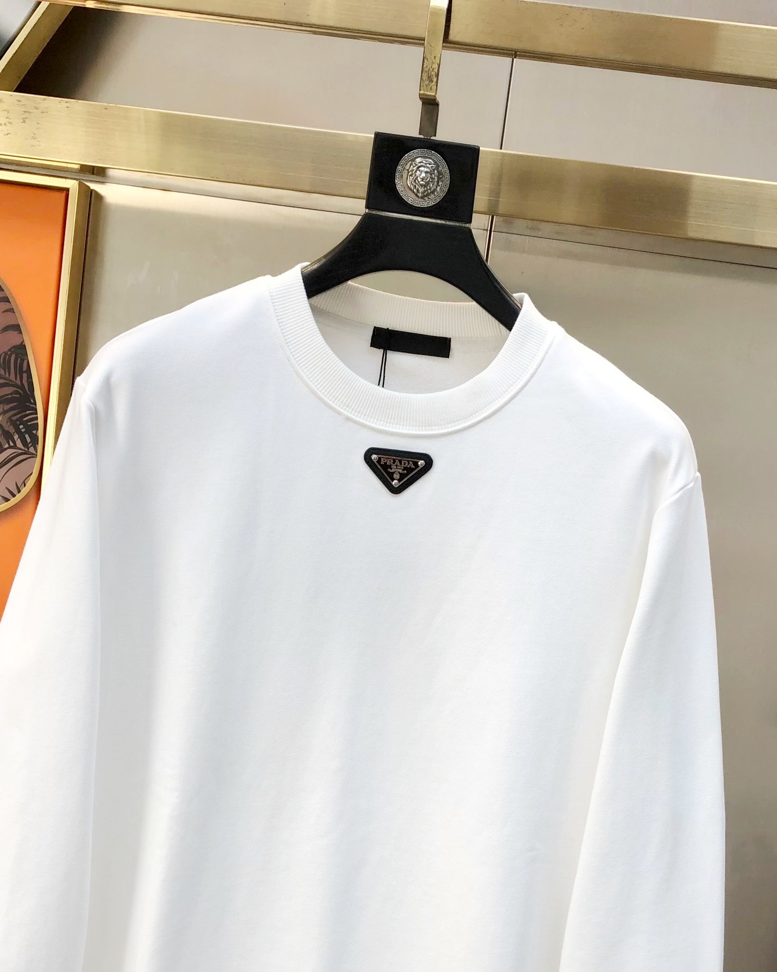 支持年后退换 P160 P*ADA 普拉哒 2025秋冬新款原单男士休闲卫衣  ✨✨高端定制 高版本 简洁时尚百搭 大爆款⚠️OS宽松偏大版型⚠️✨✨绣三角logo标设计 原版进口420克双股纯棉面料 螺纹袖口.领口衣摆 手感超柔软细腻 穿着亲肤舒适 高端精品 代工厂精细做工 上身非常赞 男士必备单品 三标齐全 尺码：S-3XL（最大码可穿220斤左右 下单请报身高体重) 黑色 白色
尺码数据
S衣长66胸围56肩宽54袖长54 （可穿120斤）
M衣长68胸围58肩宽56袖长55（可穿140斤）
L衣长70胸围60肩宽58袖长56（可穿160斤）
XL衣长72胸围62肩宽60袖长57（可穿180斤）
2XL衣长74胸围64肩宽62袖长58（可穿200斤）
3XL衣长76胸围66肩宽64袖长59（可穿220斤）