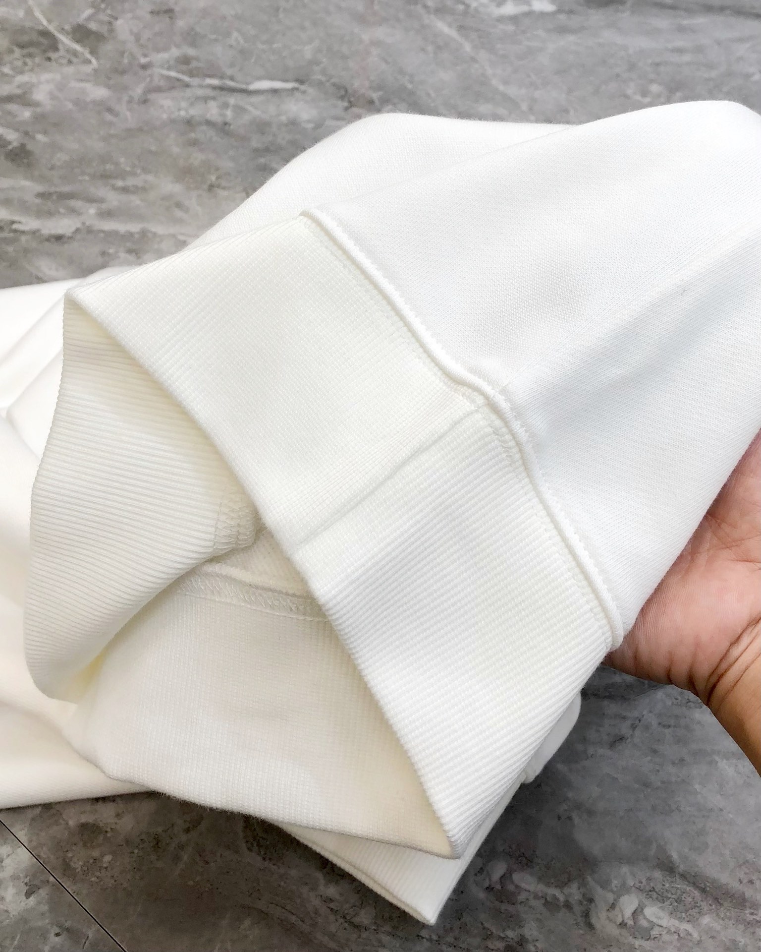 支持年后退换 P160 P*ADA 普拉哒 2025秋冬新款原单男士休闲卫衣  ✨✨高端定制 高版本 简洁时尚百搭 大爆款⚠️OS宽松偏大版型⚠️✨✨绣三角logo标设计 原版进口420克双股纯棉面料 螺纹袖口.领口衣摆 手感超柔软细腻 穿着亲肤舒适 高端精品 代工厂精细做工 上身非常赞 男士必备单品 三标齐全 尺码：S-3XL（最大码可穿220斤左右 下单请报身高体重) 黑色 白色
尺码数据
S衣长66胸围56肩宽54袖长54 （可穿120斤）
M衣长68胸围58肩宽56袖长55（可穿140斤）
L衣长70胸围60肩宽58袖长56（可穿160斤）
XL衣长72胸围62肩宽60袖长57（可穿180斤）
2XL衣长74胸围64肩宽62袖长58（可穿200斤）
3XL衣长76胸围66肩宽64袖长59（可穿220斤）