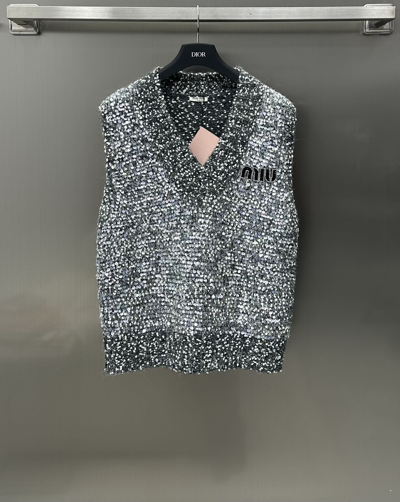 NO:696685,Miumi* new product launches sequined knitted vest, customized YB imported wool material, decorated with hand-sewn sequins, heavy industry and high-end, full texture and appearance, two-color yarn weaving, retro and gorgeous, surface accessories development, loose vest version tailoring, first choice for layering in autumn and winter, fashionable and foreign-style, high version 3 colors,,miumiu,19860909Miumi*新品上架珠片针织马甲定制YB进口全羊毛材质 饰以全手工缝制珠片装饰 重工高级 质感品相十足 双色纱线织造 复古华丽 面辅料开发 宽松的马甲版型剪裁 秋冬叠穿首选 时髦洋气 高版本3色,,miumiu,,Women's clothing