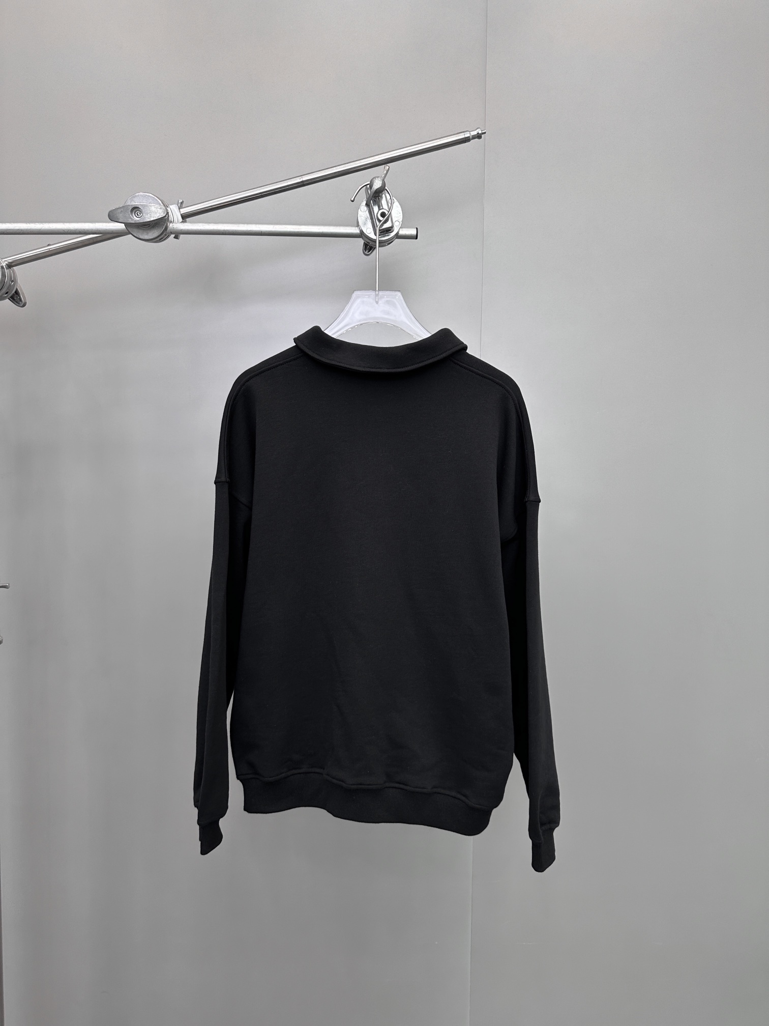 Alexander wang ｜新款卫衣，纯棉毛圈面料，polo领设计显瘦百搭，胸前烫金粉设计感十足，尺码Sml ［洗涤