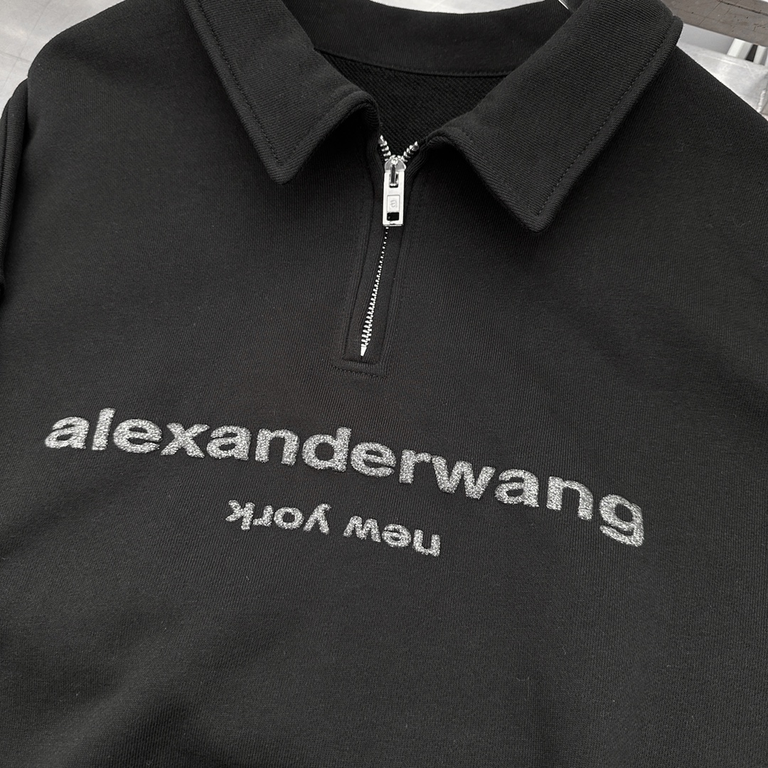 Alexander wang ｜新款卫衣，纯棉毛圈面料，polo领设计显瘦百搭，胸前烫金粉设计感十足，尺码Sml ［洗涤