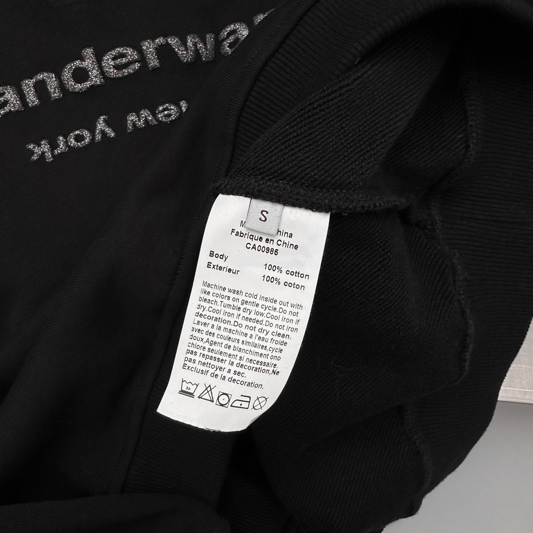 Alexander wang ｜新款卫衣，纯棉毛圈面料，polo领设计显瘦百搭，胸前烫金粉设计感十足，尺码Sml ［洗涤
