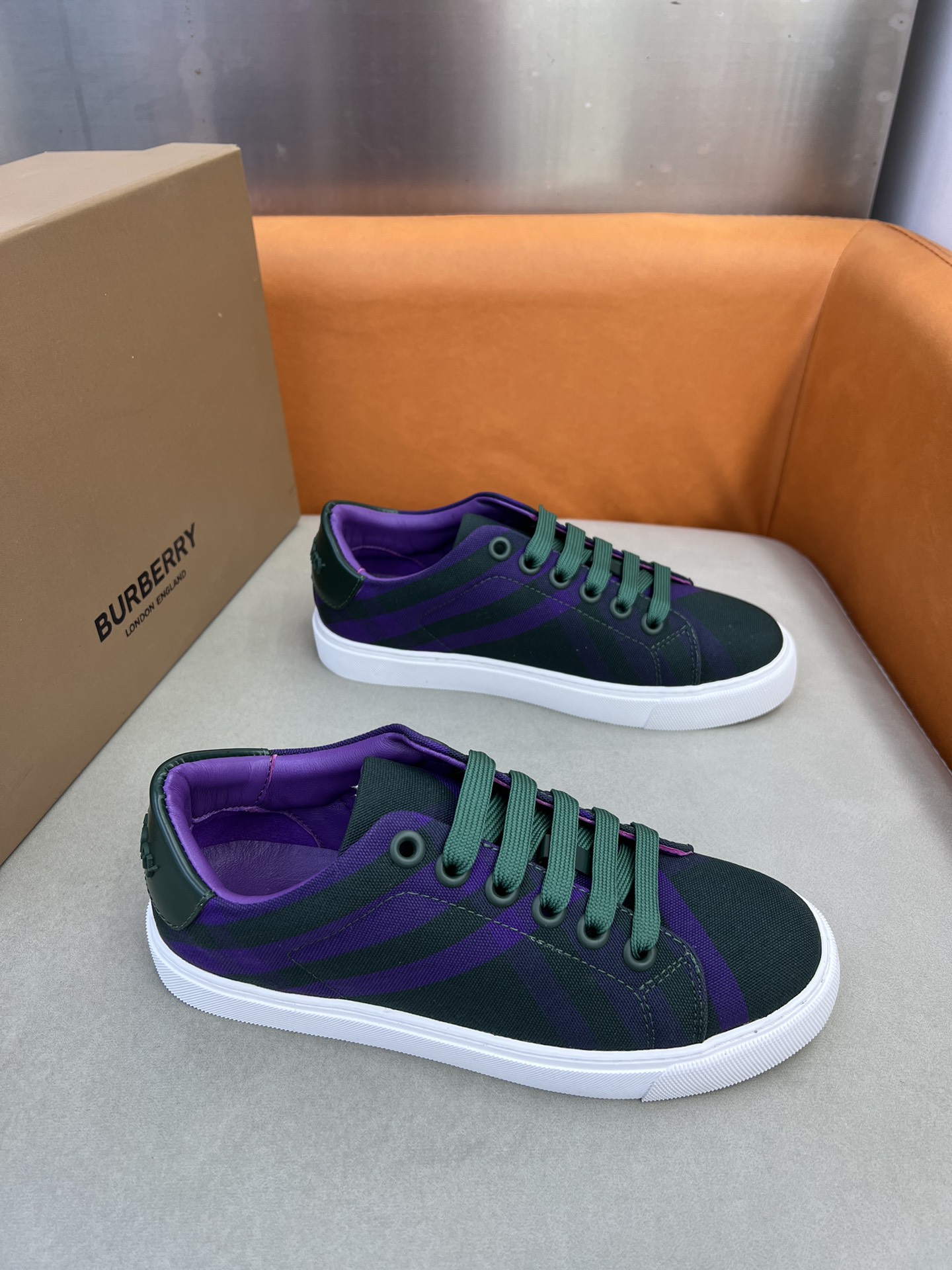 Las zapatillas bajas clásicas para hombre de BURBERRY/Burberry se reinterpretan en materiales de algodón y pi…
