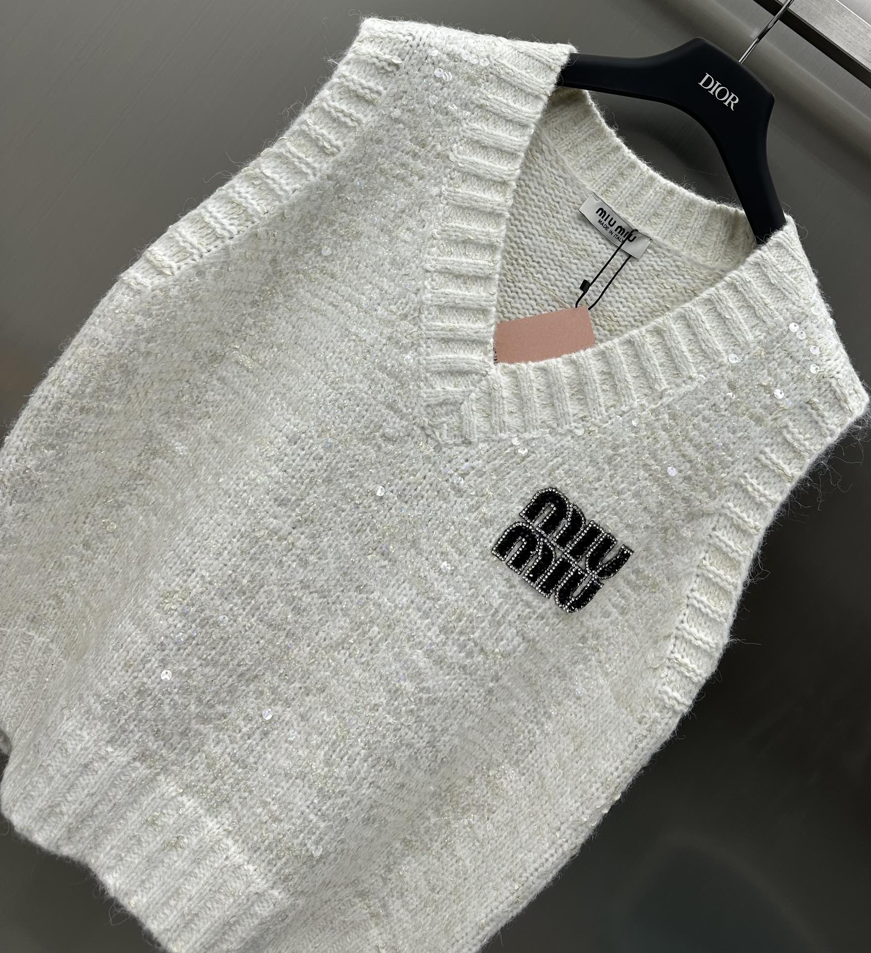 NO:696681,Miumi* new product launched Heavy-duty beaded knitted vest customized YB all-wool material decorated with hand-sewn beads. Gorgeous temperament and very textured. Two-color yarn weaving is more retro and advanced. Surface accessories development. Loose vest cut. The first choice for layering in autumn and winter. Fashionable and western-style. High version 3 colors,,miumiu,19860909Miumi*新品上架重工珠片针织马甲定制YB全羊毛材质 饰以全手工缝制珠片装饰 华丽气质 非常有质感 双色纱线织造 更为复古高级 面辅料开发 宽松的马甲版型剪裁 秋冬叠穿首选 时髦洋气  高版本3色,,miumiu,,Women's clothing