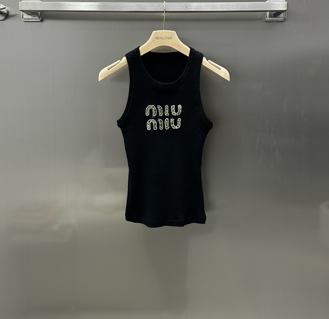 NO:696679,Miumi* new product launches colorful diamond letter knitted vest, customized YB imported virgin wool material, fashionable vest design, strong wearability, fabric and accessories development, slim fit, easy to match, colorful diamond sequin letter logo design on the chest, high-end and bright, winter inner wear, spring and summer single wear, proper hot and western style beauty, high version 2 colors,,miumiu,19860909Miumi*新品上架彩钻字母针织背心定制YB进口初剪羊毛材质 时髦背心设计 实穿性强 面辅料开发 修身版型不挑搭配 胸口彩钻珠片字母logo设计 高级有亮点 冬天内搭 春夏单穿 妥妥热辣洋气美女  高版本2色,,miumiu,,Women's clothing