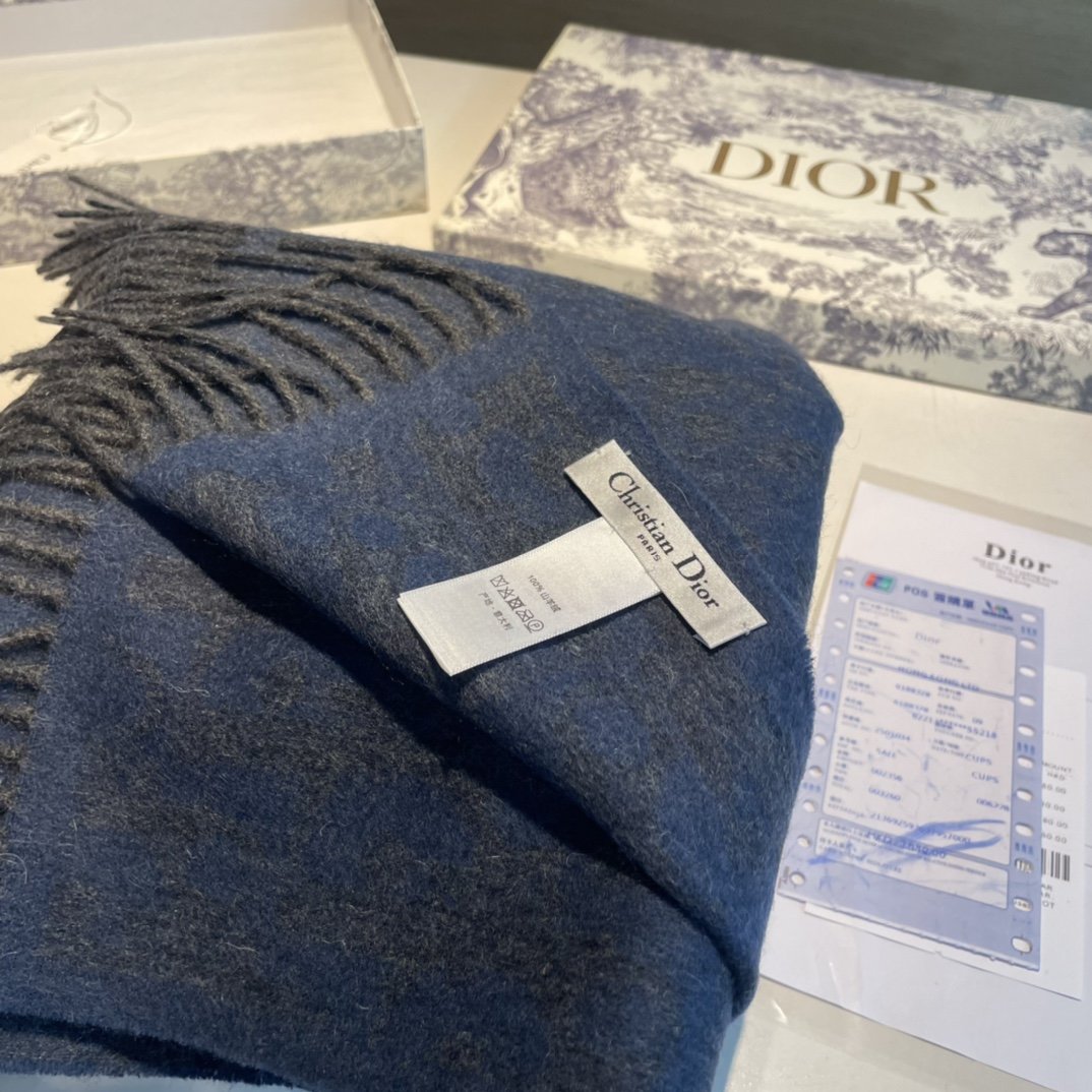 迪奥Dior以其精湛的工艺技术和源源不断的想像力成为当代最具艺术魅力法国巴黎的高档品牌下方充满奢华气息的