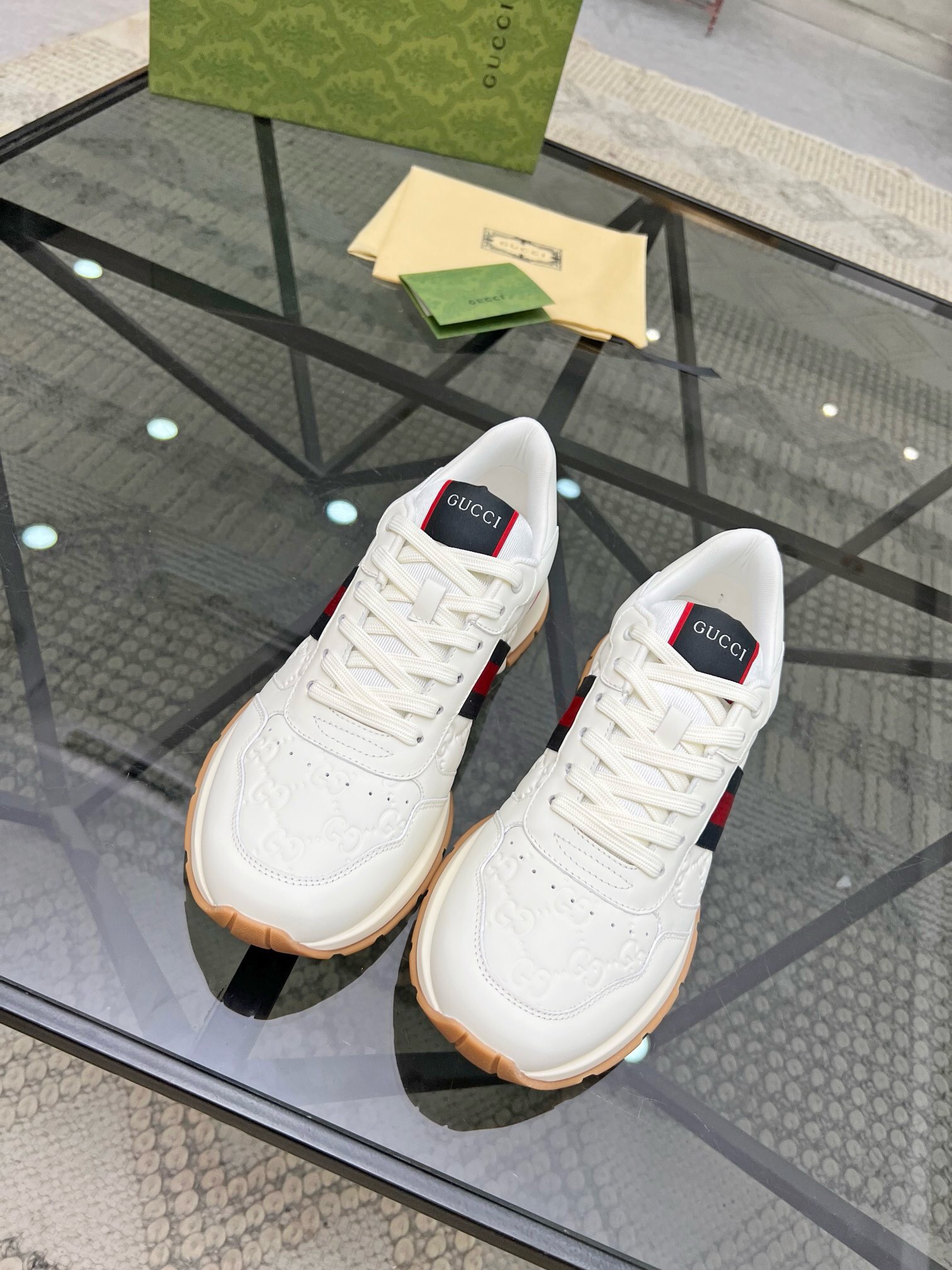 NO:217975,Brand G U C C I Color Original Color Code Number 38-44 Standard Code Price Material Guqi Top-notch · Original Individual Product!  Premium and trendy men's sports and casual shoes!  A unique personality!  The upper is made of imported cowhide with Guqi printed logo spliced ​​cowhide inner lining. The original molded sole is high-quality and worthy of possession. Guqi casual shoes, cowhide19860909品牌G U C C I 颜色原版配色 码数38-44标准码 价格 材质古奇顶级·原单货！精品好货潮男运动休闲鞋！与众不同的个性！鞋面采用进口牛皮搭配古奇印花logo拼接牛皮内里 原版开模大底、高品质值得拥有,古奇 休闲鞋,cowhide,Men's shoes