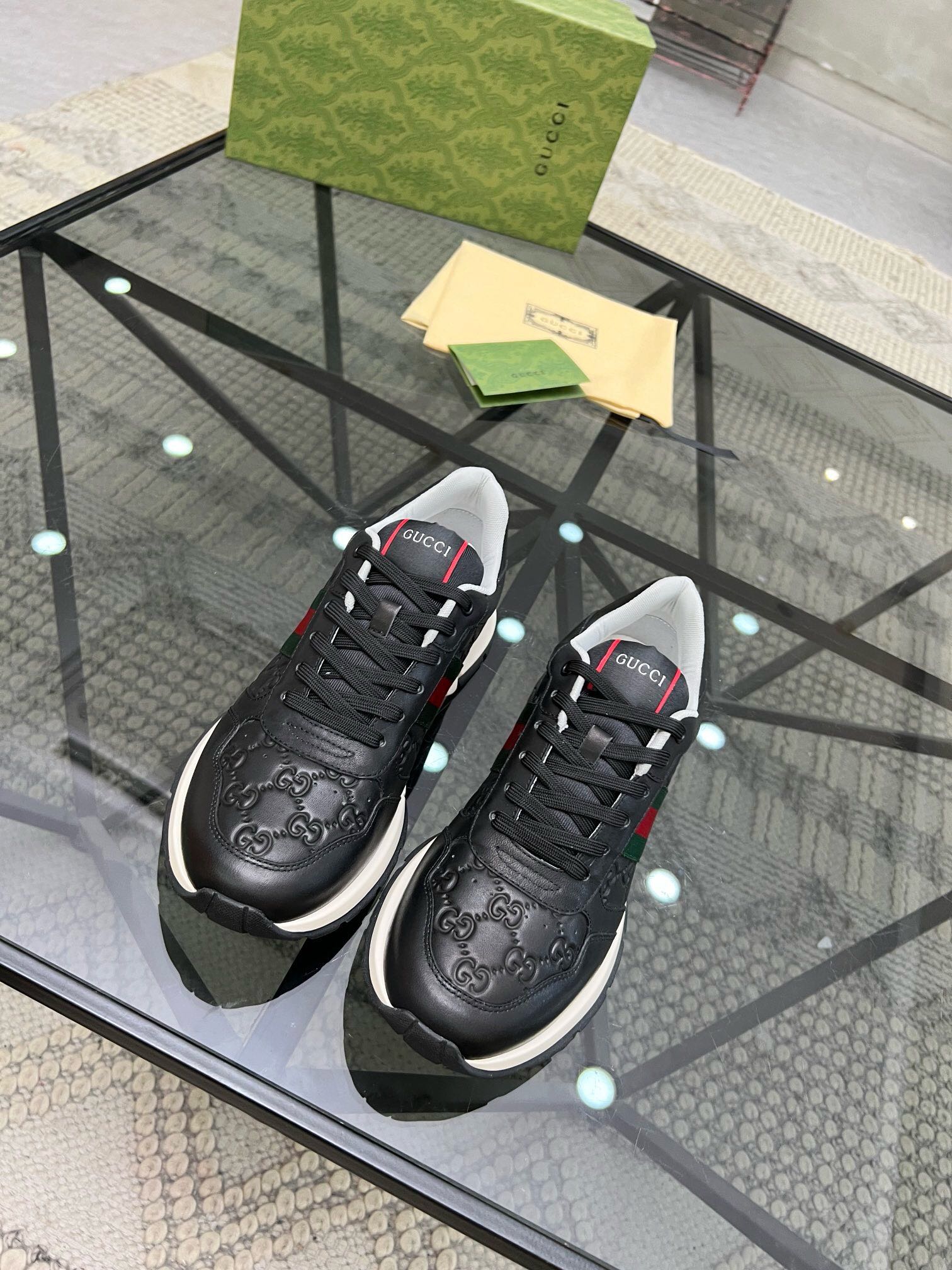 NO:216869,Brand G U C C I Color Original Color Code Number 38-44 Standard Code Price Material Guqi Top-notch · Original Individual Product!  Premium and trendy men's sports and casual shoes!  A unique personality!  The upper is made of imported cowhide with Guqi printed logo spliced ​​cowhide inner lining. The original molded sole is high-quality and worthy of possession. Guqi casual shoes, cowhide19860909品牌G U C C I 颜色原版配色 码数38-44标准码 价格 材质古奇顶级·原单货！精品好货潮男运动休闲鞋！与众不同的个性！鞋面采用进口牛皮搭配古奇印花logo拼接牛皮内里 原版开模大底、高品质值得拥有,古奇 休闲鞋,cowhide,Men's shoes