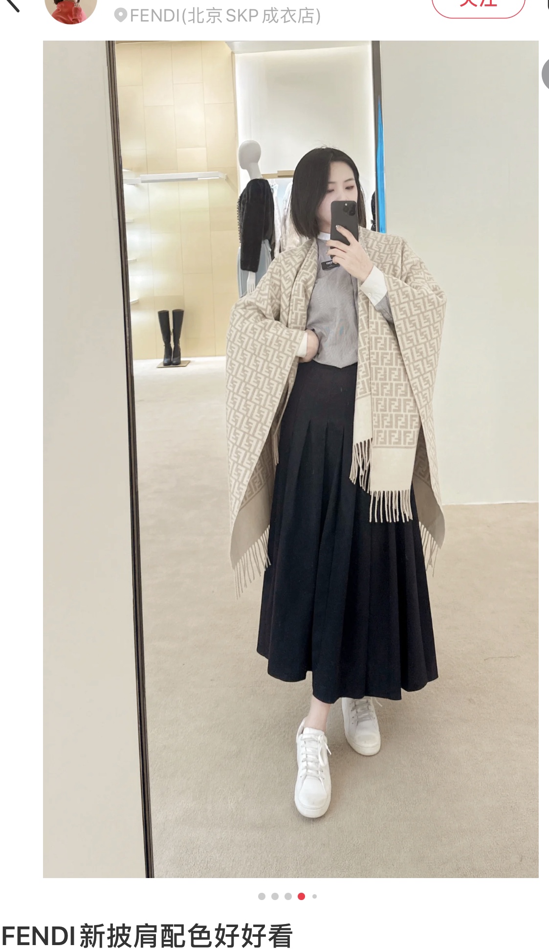 NO:163379,Product name: Roman Combination Cape; Fabric Wool Cashmere Blend; Size 140*140; Color White Wool and Cashmere Blend Cloak, decorated with full ivory white and beige jacquard FF pattern. The contrasting color base is embellished with the F Home Roma logo, and it uses tassels to decorate ordinary scarf, ordinary scarf, fendi19860909批品名:罗马组合斗篷；面料羊毛羊绒混纺；尺寸140*140；颜色白色 羊毛和羊绒混纺斗篷,饰有全幅象牙白和米色提花FF图案.对比色底面缀有F家Roma标志,采用流苏装饰普通围巾,普通围巾,fendi,scarf