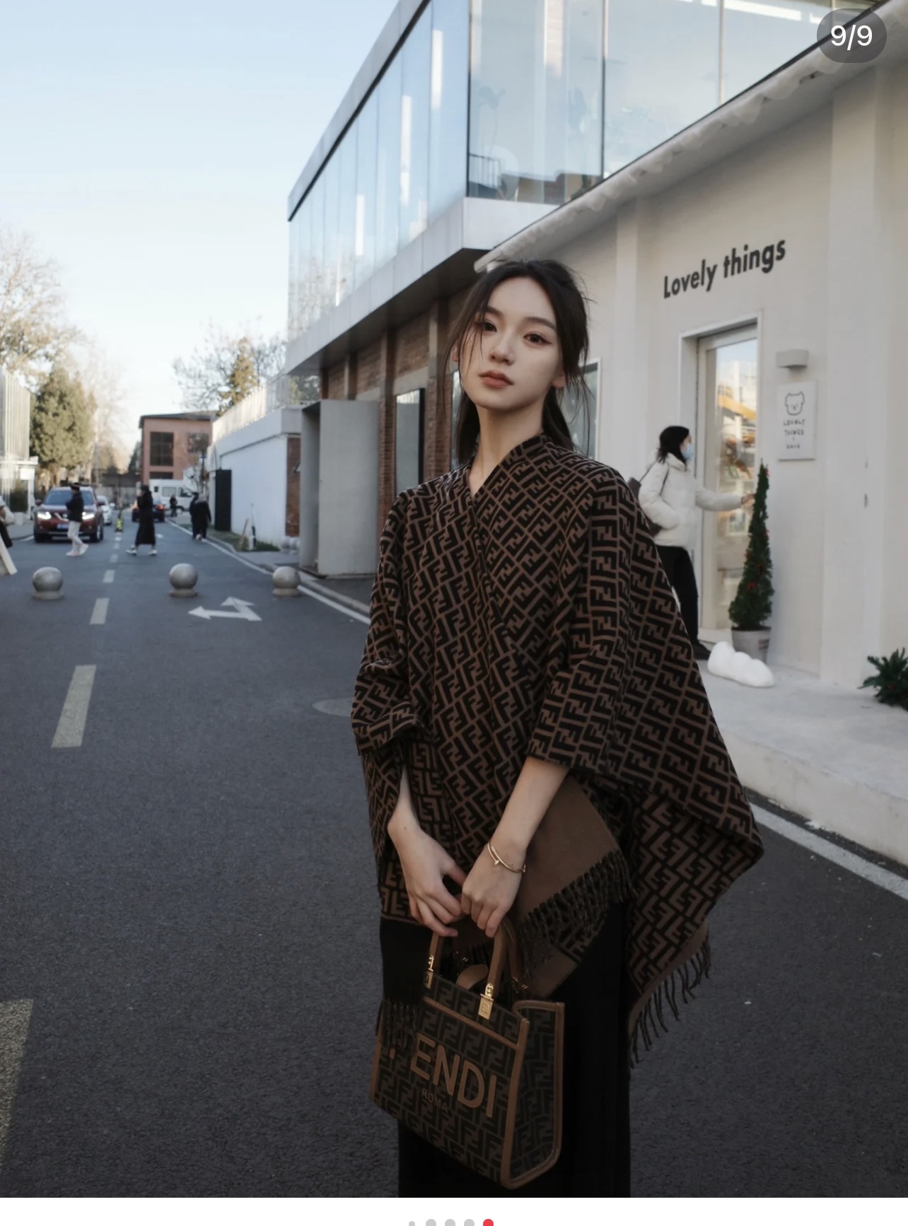 NO:336859,Product name: Roman Combination Cape; Fabric Wool Cashmere Blend; Size 140*140; Color White Wool and Cashmere Blend Cloak, decorated with full ivory white and beige jacquard FF pattern. The contrasting color base is embellished with F Home Roma logo, and it uses tassels to decorate ordinary scarf, ordinary scarf, fendi19860909批品名:罗马组合斗篷；面料羊毛羊绒混纺；尺寸140*140；颜色白色 羊毛和羊绒混纺斗篷,饰有全幅象牙白和米色提花FF图案.对比色底面缀有F家Roma标志,采用流苏装饰普通围巾,普通围巾,fendi,scarf