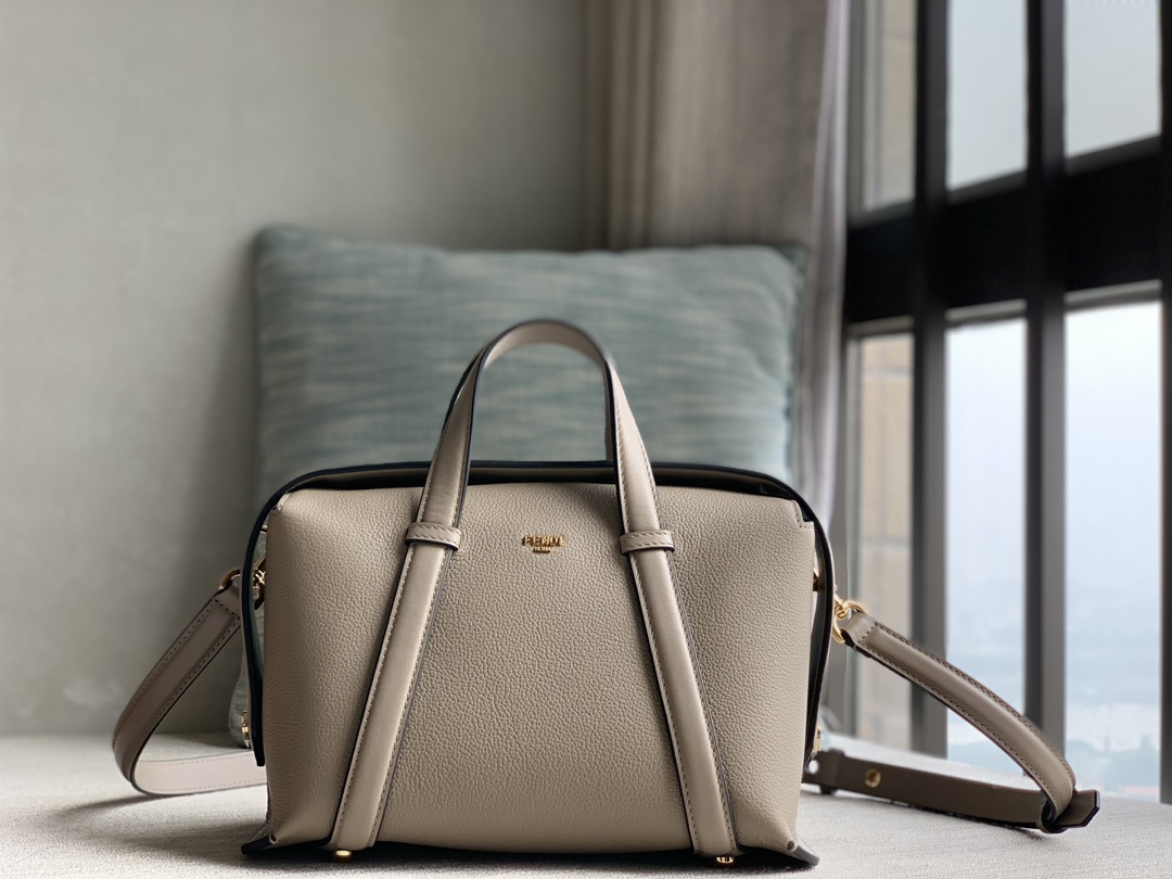 Dove gray! Fendi Boston series medium floor, from the Stefano Pilati design series, Fendi black full-grain cowhide material, with glossy cowhide