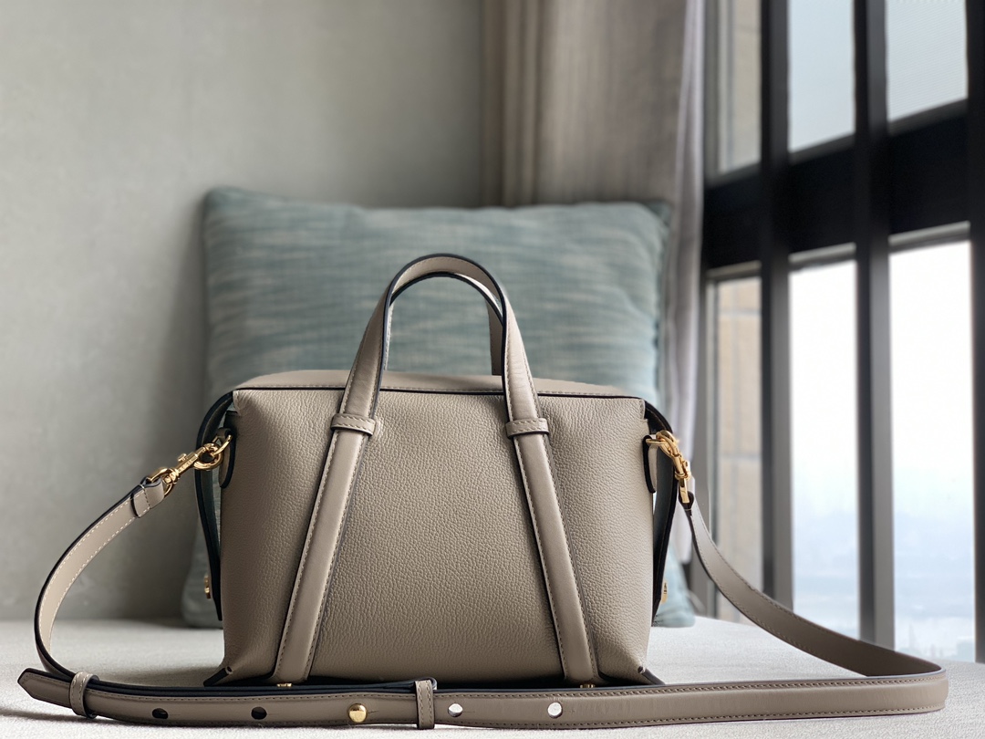 Dove gray! Fendi Boston series medium floor, from the Stefano Pilati design series, Fendi black full-grain cowhide material, with glossy cowhide