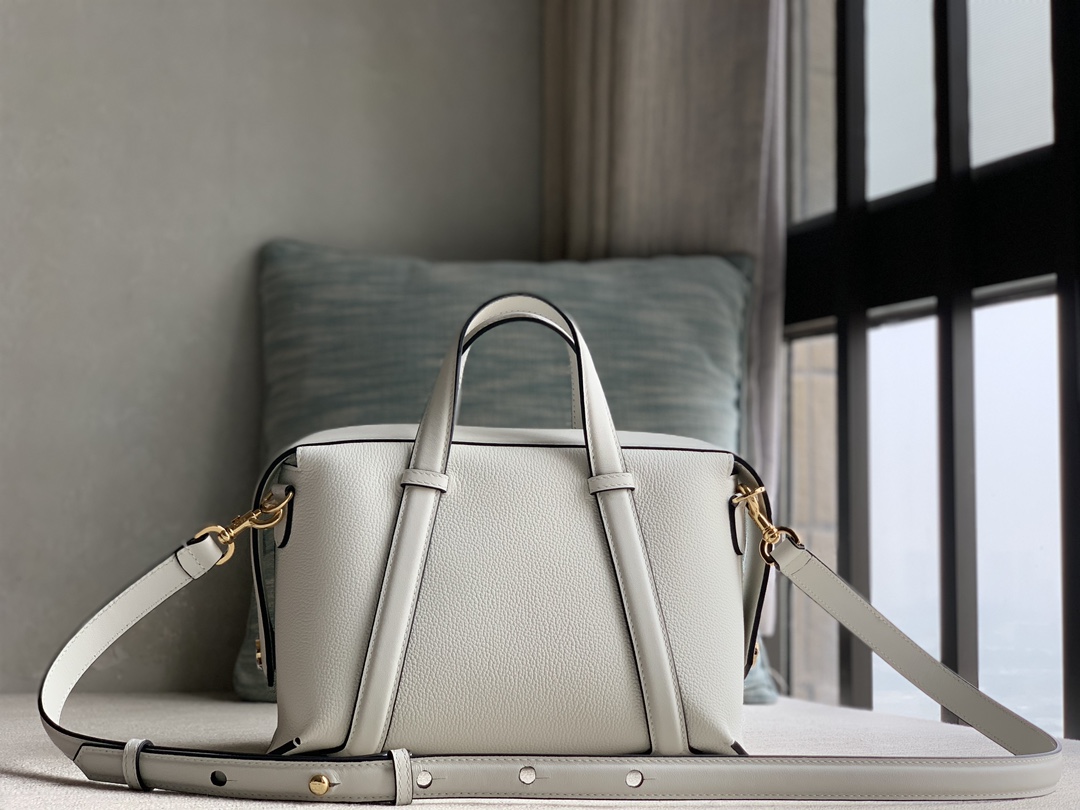 Fendi Boston medium size, from the Stefano Pilati design collection, made of white full-grain cowhide leather and trimmed with glossy leather in