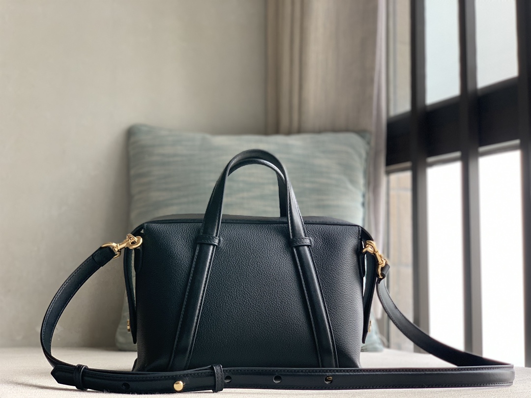 Fendi Boston Series Medium Floor, from the Stefano Pilati design series, made of Fendi black full-grain cowhide, with glossy cowhide trim in the