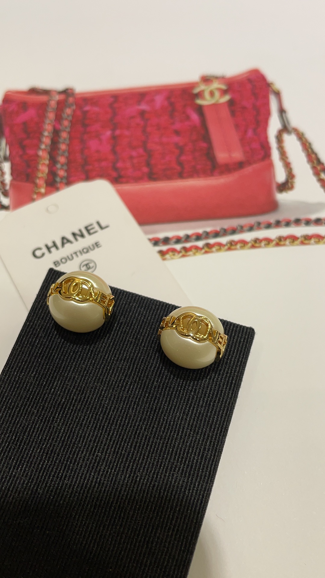 NO:101564,23K new gold letter double C pearl earrings, exquisite and rare seasonal single pearl earrings, small details of the design can withstand the exquisiteness, close your eyes and make no mistakes, warm upper ears, gentle and noble, little princess temperament, Chanel earrings, chanel1986090923K新款金色字母双C珍珠耳钉 精致又非常少见的季节款单颗珍珠耳钉 设计小细节经得起考究 闭眼入不出错 上耳温温柔柔的很贵气 小公主气质,香奈儿耳钉,chanel,Jewelry