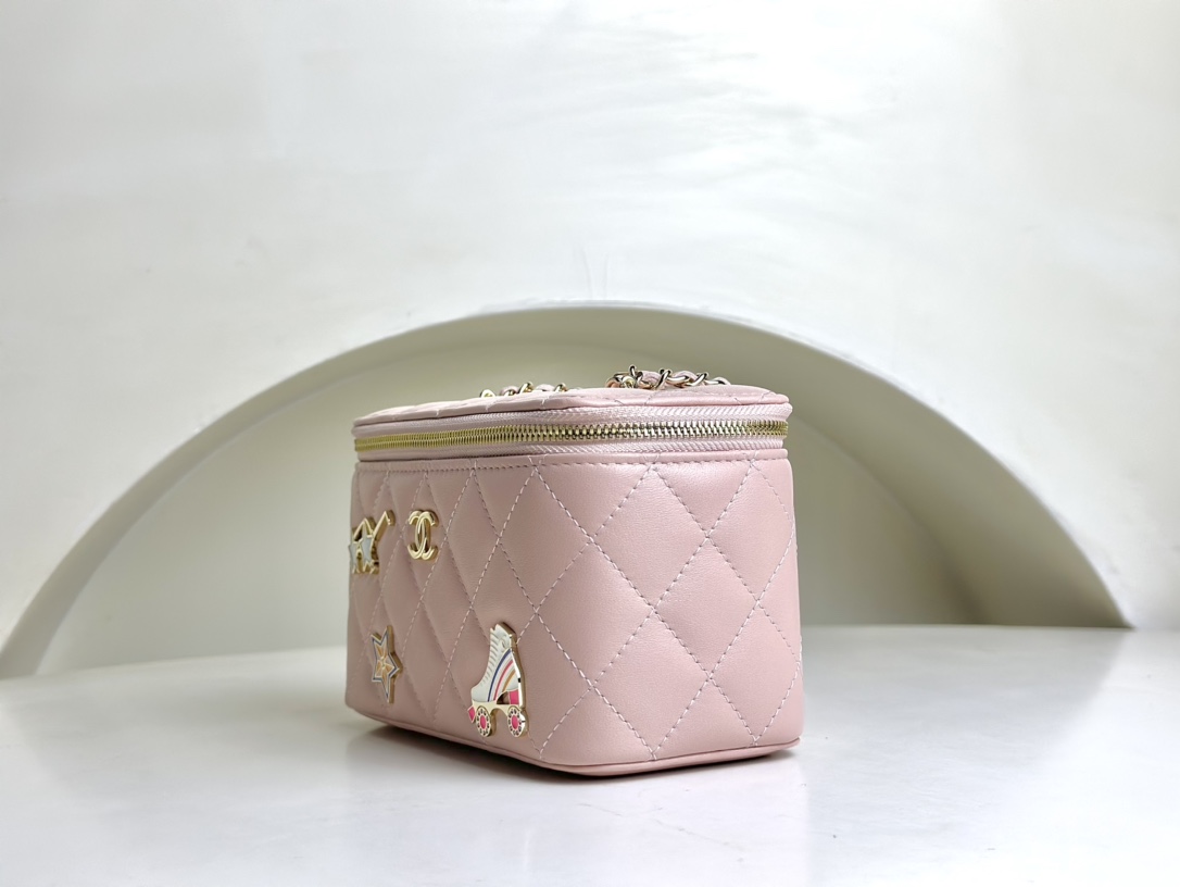CHANEL lambskin 24C badge box bag, full of girly feeling and roller skates icon, playful and cute, super good-looking, size: 17x9.5x8cm, official