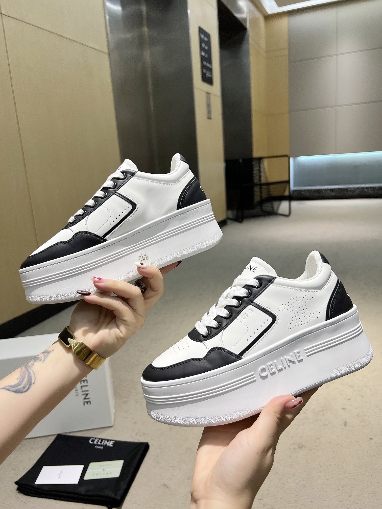 NO:345698,Real price CELINE Early Spring Celine TRAINER!  CT-10 upgraded version of low-bang cowhide leather lace-up sneakers; it is fashionable, relaxed and advanced, and you can hold it on both commuting and traveling!  The same style as the star @ fashionable and versatile, excellent comfort!  Fabric cowhide/beef reverse velvet, inner breathable mesh, rubber non-slip large bottom, code 35-39 (other codes customized, celine, celine, sneakers, cowhide19860909实价CELINE早春赛琳TRAINER！CT-10升级版低邦牛皮革系带运动鞋；时尚轻松又高级,无论是通勤还是出游统统都Hold住！明星同款@时尚百搭、舒适度极佳原板刻复！面料牛皮/牛反绒,内里透气网格、橡胶防滑大底,码35-39（其它码定做,,celine,celine,sneakers,cowhide,Men's shoes