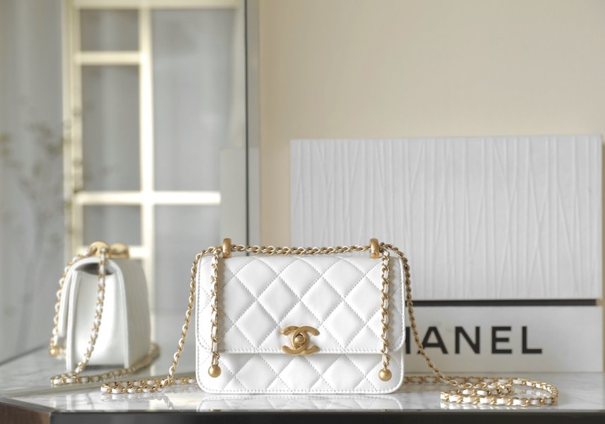 Chanel Classic Flap Bag Crossbody & Shoulder Bags White Vintage Gold Spring Collection Chains
