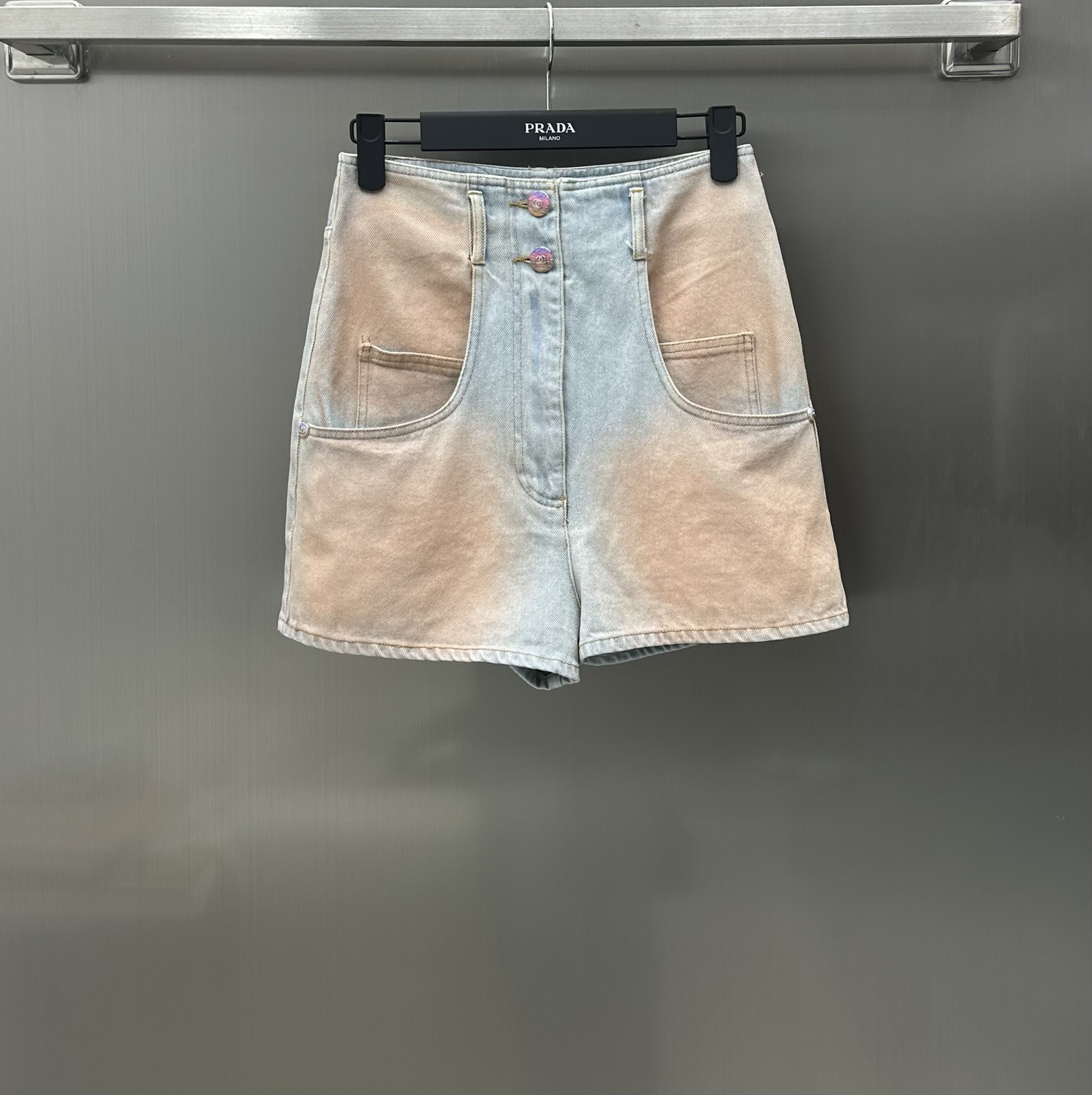 NO:696677,Chane* new products are on the shelves gradient denim shorts. Customized YB imported cotton material. Dual process processing. Washed out denim light blue. Handmade tie-dye. Shows different shades of YB. Make the pants fashionable. High-quality reproduction. Welcome to YB comparison. Development of surface accessories. Double-button high-waist shorts style tailoring.  38 40,,chanel,shorts,19860909Chane*新品上架渐变牛仔短裤 定制YB进口全棉材质 双重工艺处理 水洗出牛仔浅蓝 手工扎染 呈现出YB不同位置深浅错色品相 让裤子洋气时髦 复刻高品质 欢迎YB对比 面辅料开发 双扣高腰短裤版型剪裁 上身迷人长腿既视感 上身精致高级 专柜一件难求 原版开发 24早春新款最佳单品  高版本3色36 38 40,,chanel,shorts,,Women's clothing