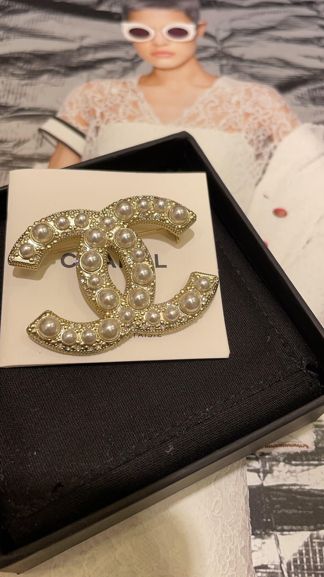 NO:633701,88180, arrived today. Classic golden rhinestone and pearl double C brooch. Anniversary limited edition brooch that is often looked for by customers. Super versatile, no choice of matching. Bai Fumei has the temperament of autumn and winter. ZP version customization. Consistent brass gold plating. Swarovski pearls, brooch, breastpin, gold plating, Cartier high-end jewelry.1986090988180,今日到货  经典款金色水钻珍珠双C胸针 经常有客人找的周年纪念限量胸针 超级百搭完完全全不挑搭配的一款 白富美们秋冬季节气质拿捏住了 zp版定制 一致黄铜镀金 施华洛珍珠,,brooch，breastpin,gold plating,卡迪亚高端饰品,Jewelry