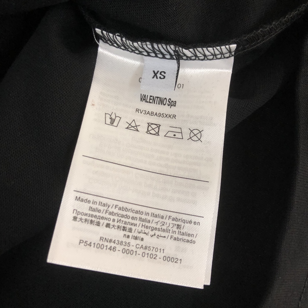 105💰  C✨ VALEN@TINO/华伦天奴  24ss早春新款百搭短袖T恤男女同款！！ 胸前品牌刺绣设计！厚板立体！特供面料！加上紧密纺纱工艺又使面料光滑紧密得到整体面料的高级感，大牌专业提供，质量绝对保证。衣服偏厚使整体高透气和柔软性的质感更加凸显，饱满的棉质感引起极度舒适。这件T恤非常适合炎炎夏日，低调而不失时尚感，耐洗性能高。整件衣服的做工完美体现出品牌的设计理念和精良的制作工艺。
颜色：黑色 白色
尺码：XS S M L（下单请报身高体重！）