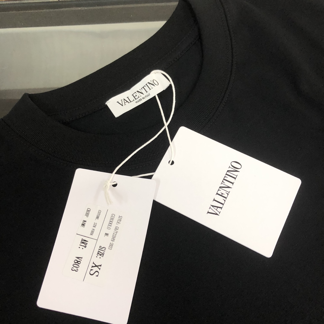 105💰  C✨ VALEN@TINO/华伦天奴  24ss早春新款百搭短袖T恤男女同款！！ 胸前品牌刺绣设计！厚板立体！特供面料！加上紧密纺纱工艺又使面料光滑紧密得到整体面料的高级感，大牌专业提供，质量绝对保证。衣服偏厚使整体高透气和柔软性的质感更加凸显，饱满的棉质感引起极度舒适。这件T恤非常适合炎炎夏日，低调而不失时尚感，耐洗性能高。整件衣服的做工完美体现出品牌的设计理念和精良的制作工艺。
颜色：黑色 白色
尺码：XS S M L（下单请报身高体重！）