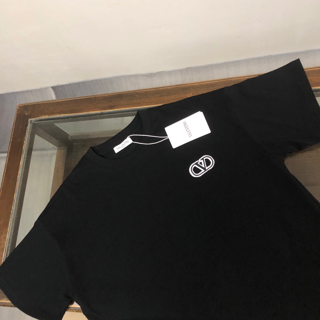 105💰  C✨ VALEN@TINO/华伦天奴  24ss早春新款百搭短袖T恤男女同款！！ 胸前品牌刺绣设计！厚板立体！特供面料！加上紧密纺纱工艺又使面料光滑紧密得到整体面料的高级感，大牌专业提供，质量绝对保证。衣服偏厚使整体高透气和柔软性的质感更加凸显，饱满的棉质感引起极度舒适。这件T恤非常适合炎炎夏日，低调而不失时尚感，耐洗性能高。整件衣服的做工完美体现出品牌的设计理念和精良的制作工艺。
颜色：黑色 白色
尺码：XS S M L（下单请报身高体重！）