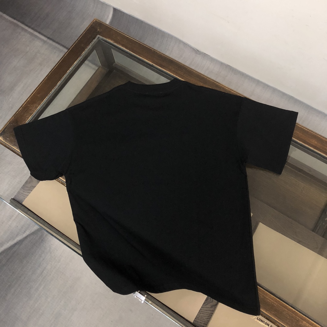 105💰  C✨ VALEN@TINO/华伦天奴  24ss早春新款百搭短袖T恤男女同款！！ 胸前品牌刺绣设计！厚板立体！特供面料！加上紧密纺纱工艺又使面料光滑紧密得到整体面料的高级感，大牌专业提供，质量绝对保证。衣服偏厚使整体高透气和柔软性的质感更加凸显，饱满的棉质感引起极度舒适。这件T恤非常适合炎炎夏日，低调而不失时尚感，耐洗性能高。整件衣服的做工完美体现出品牌的设计理念和精良的制作工艺。
颜色：黑色 白色
尺码：XS S M L（下单请报身高体重！）