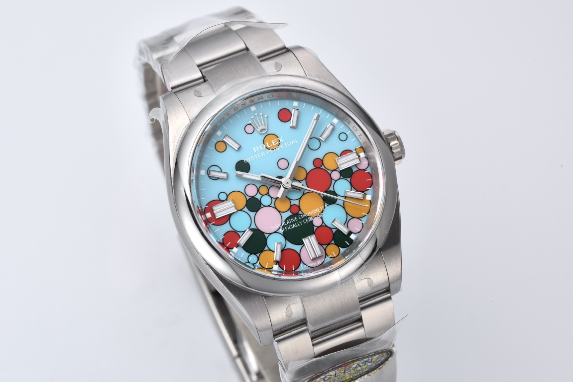 NO:157709,Clean Factory/C Factory Bubble Noodle 36mm Oyster Permanent 126000 movement shipped This time, the 36mm Permanent Movement is equipped with a movement that is completely one-to-one with a mold opening. Then there is a comparison of authenticity and falsehood. All accessories are extremely similar. Bubble Noodle purchases the original one-to-one mold opening and restores all series. Bubble Noodle is another dark horse after Tiffany Blue. Clean's pursuit of details is obvious to everyone. The logo on the buckle is also a major breakthrough in the craftsmanship. CNC engraving, regular shape and bright light treatment on the inside. Luminous powder uses original sl blue Luminous powder, so it is accompanied by roughness and black spots to speciality. Watch friends who have played or seen it should not be too unfamiliar. This is already a unique property of Rolex.,,christian louboutin,tiffany,rolex19860909clean厂/c厂 泡泡面 36mm蚝式恒动126000机芯出货 本次36mm恒动搭载机芯 完全一比一开模 随后附上真假对比 所有配件相似度极高,泡泡面购买原装一比一开模,还原所有系列,泡泡面是继蒂芙尼蓝之后的又一匹黑马, clean对于细节的追求大家有目共睹.表扣上的logo也是工艺的一大突破.cnc雕刻,形状规整 并且内侧伴有亮光处理. 夜光粉使用原厂sl blue夜光粉,所以伴随粗糙以及黑点到特殊性.玩过或者见过的表友应该都不会太陌生.这已经是劳力士特有的属性.,,christian louboutin,tiffany,rolex,Watch