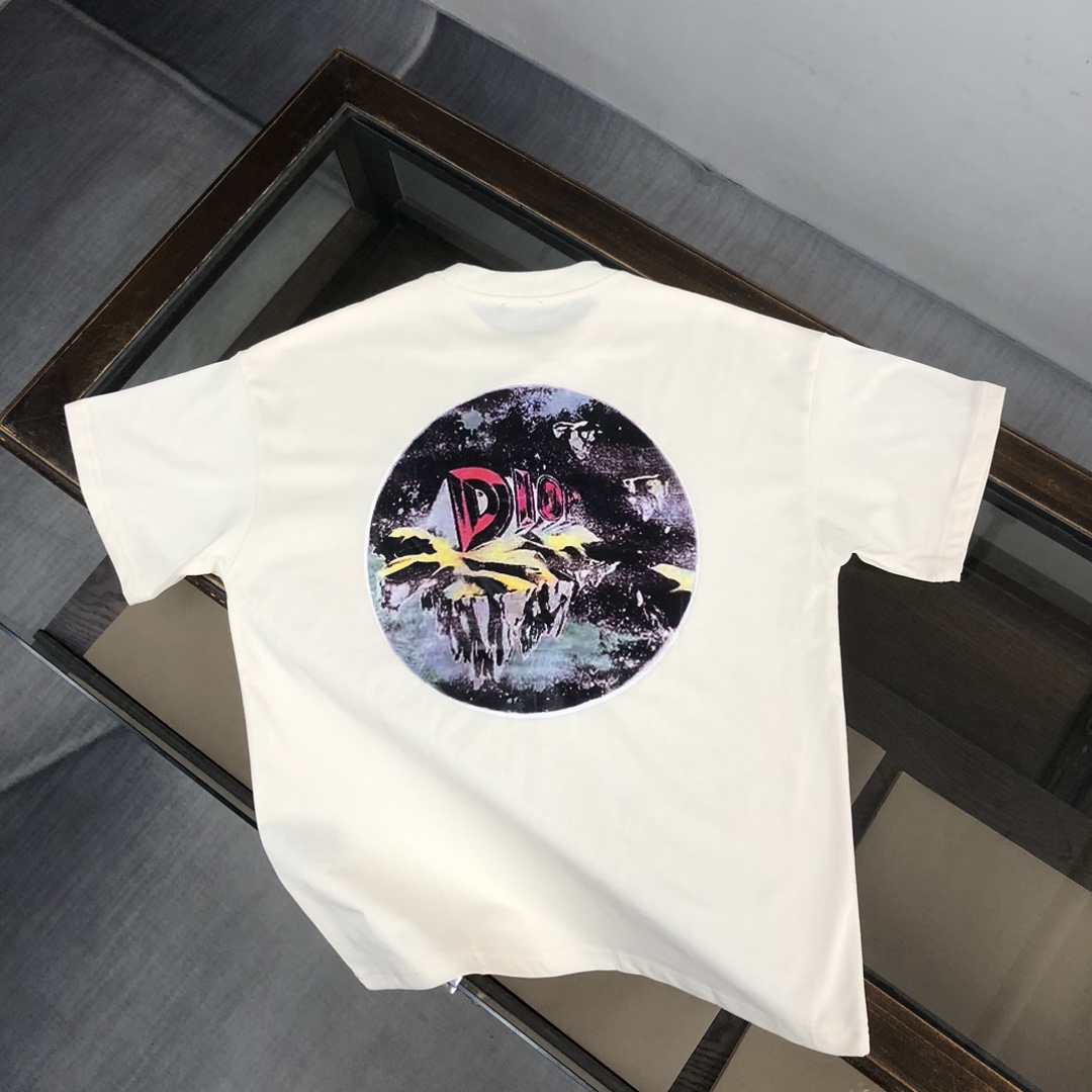 💰100C💥 DIOR 24SS夏季新款圆领短袖T恤！高端纯棉面料，手感质感都极完美！修身裁剪设计干净利落！时尚又好看！走线做工非常精致！版型效果超赞！而且透气性能超强！任何年龄阶段都可轻松驾驭，男士衣橱里必备的单品。
颜色：杏色  黑色 
码数：M-3XL （下单请报身高体重）