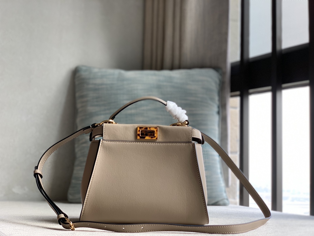 Fendi Fendi Iconic Peekaboo small handbag, made of dove gray leather, decorated with classic twist locks on both sides. Soft lining in tonal cowh