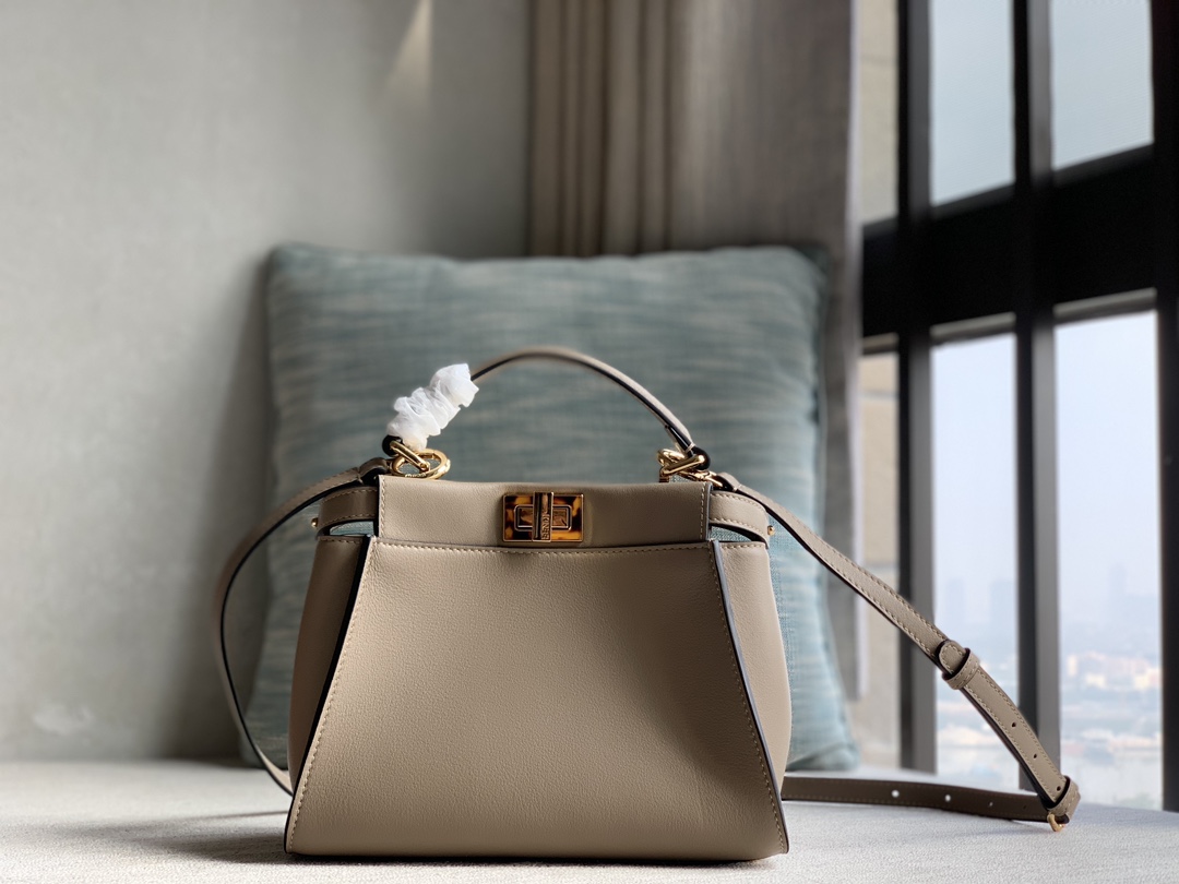 Fendi Fendi Iconic Peekaboo small handbag, made of dove gray leather, decorated with classic twist locks on both sides. Soft lining in tonal cowh