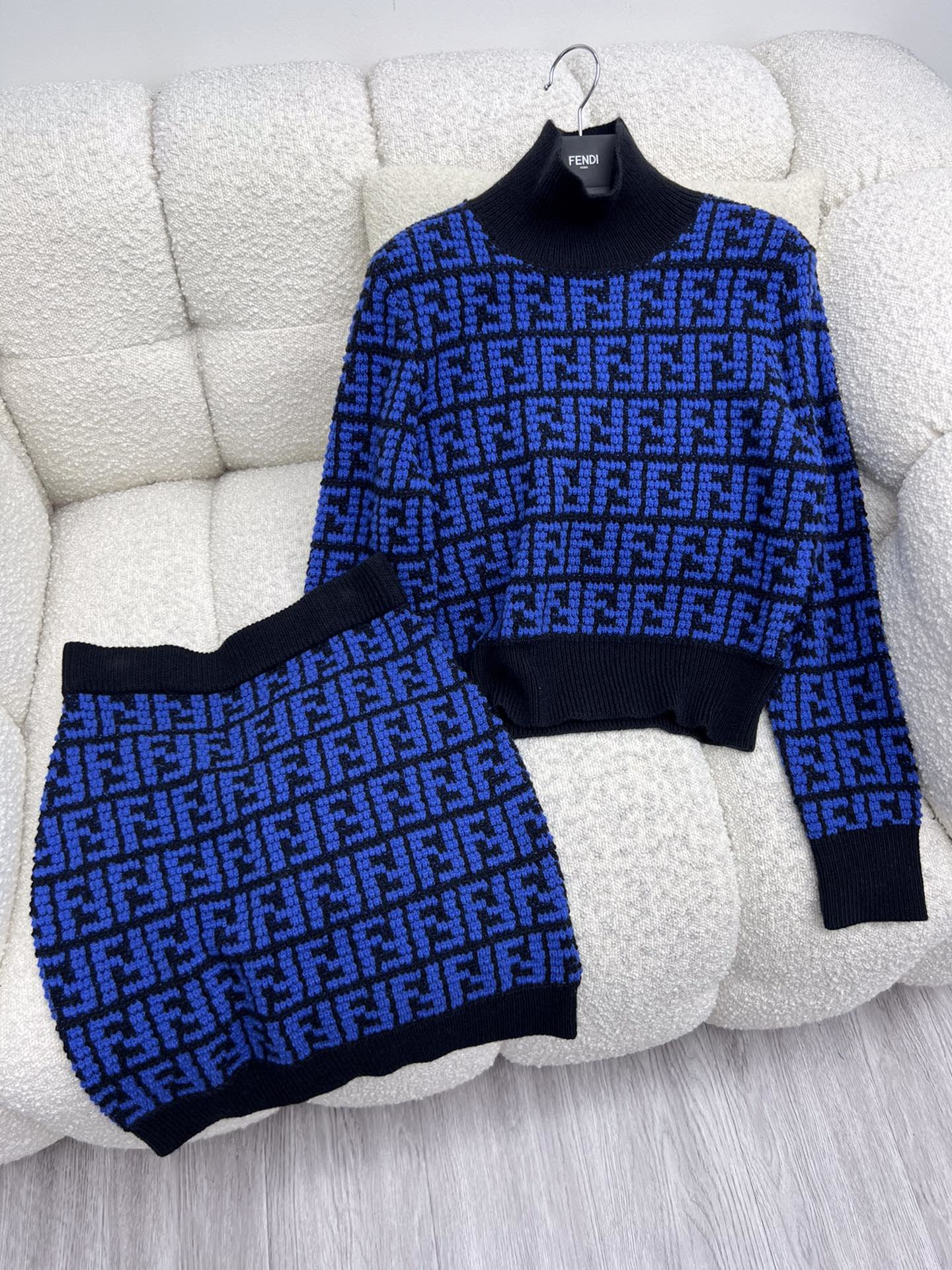 FEND*深蓝色羊绒针织套装来自Stefano Pilati合作设计系列选用ADD%羊绒面料制作高腰包臀版型剪裁 全副深蓝色FF钩针设计搭配同系列毛衣 打造完美造型smlzsdqwesdjbybdlyzbdbs