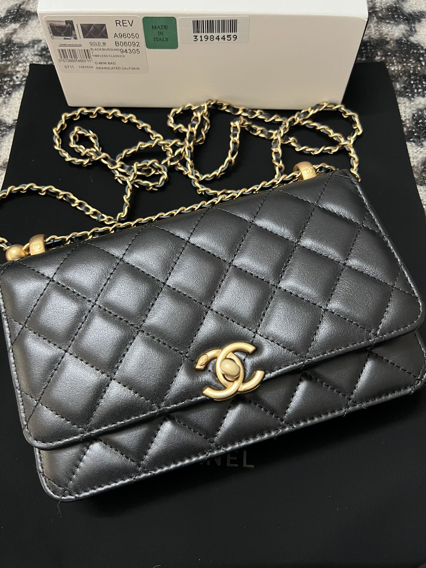 Chanel 24C WOC Wallet on Chain Black Leather with Gold Hardware, 18cm 6 i1702709364 3457 4