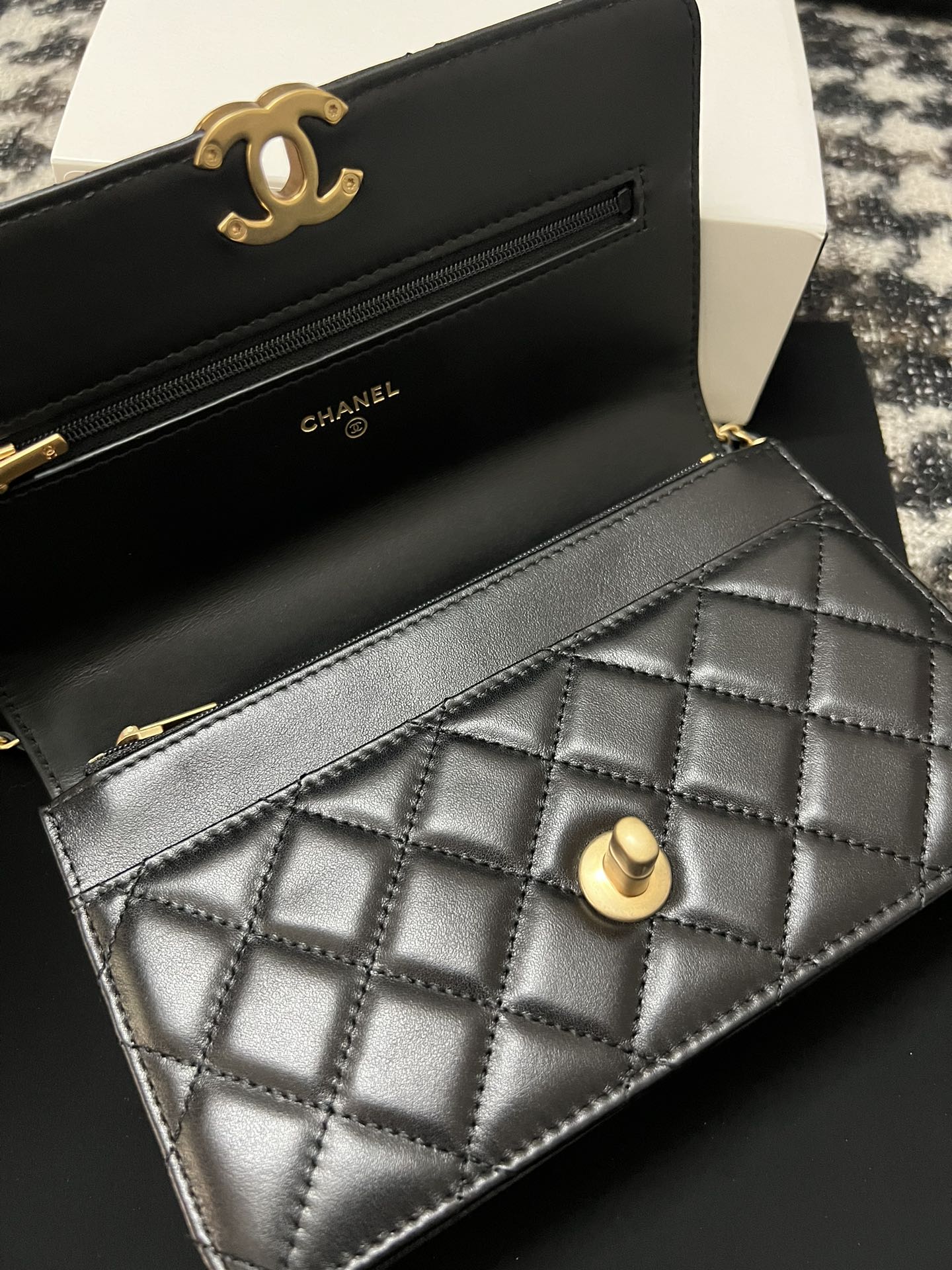 Chanel 24C WOC Wallet on Chain Black Leather with Gold Hardware, 18cm 7 i1702709364 4417 5