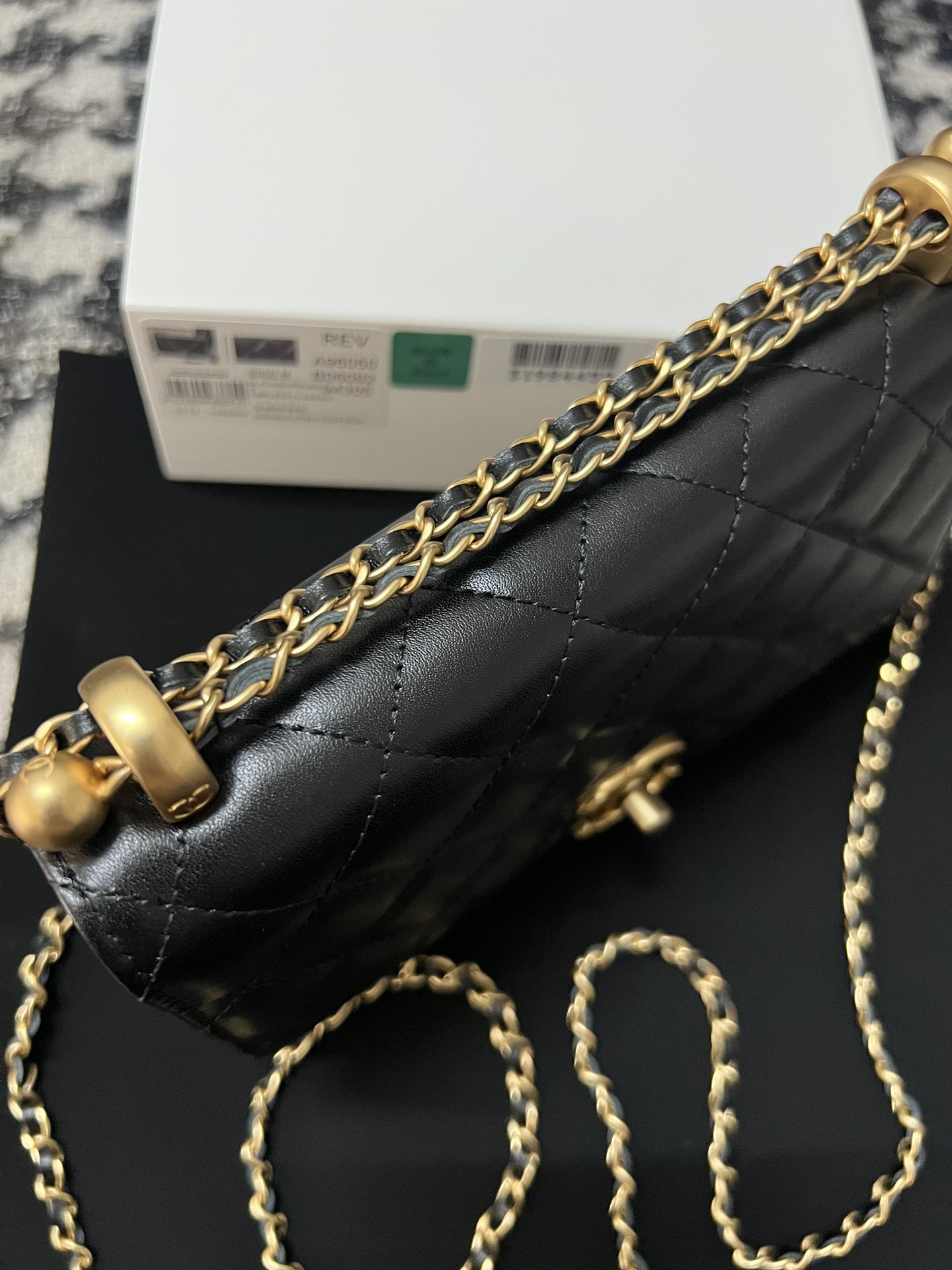 Chanel 24C WOC Wallet on Chain Black Leather with Gold Hardware, 18cm 4 i1702709364 4498 2