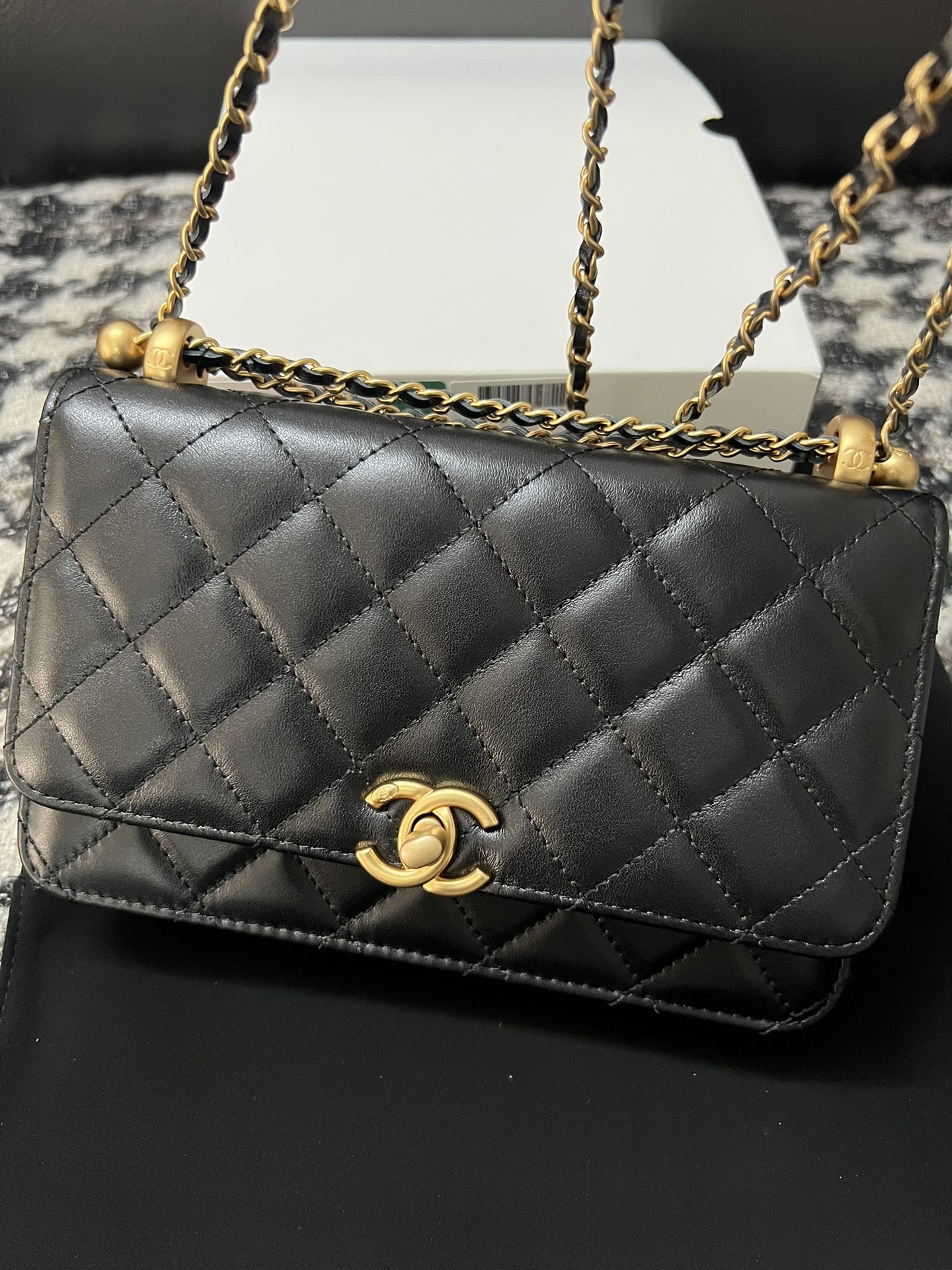 Chanel 24C WOC Wallet on Chain Black Leather with Gold Hardware, 18cm 10 i1702709364 5879 8
