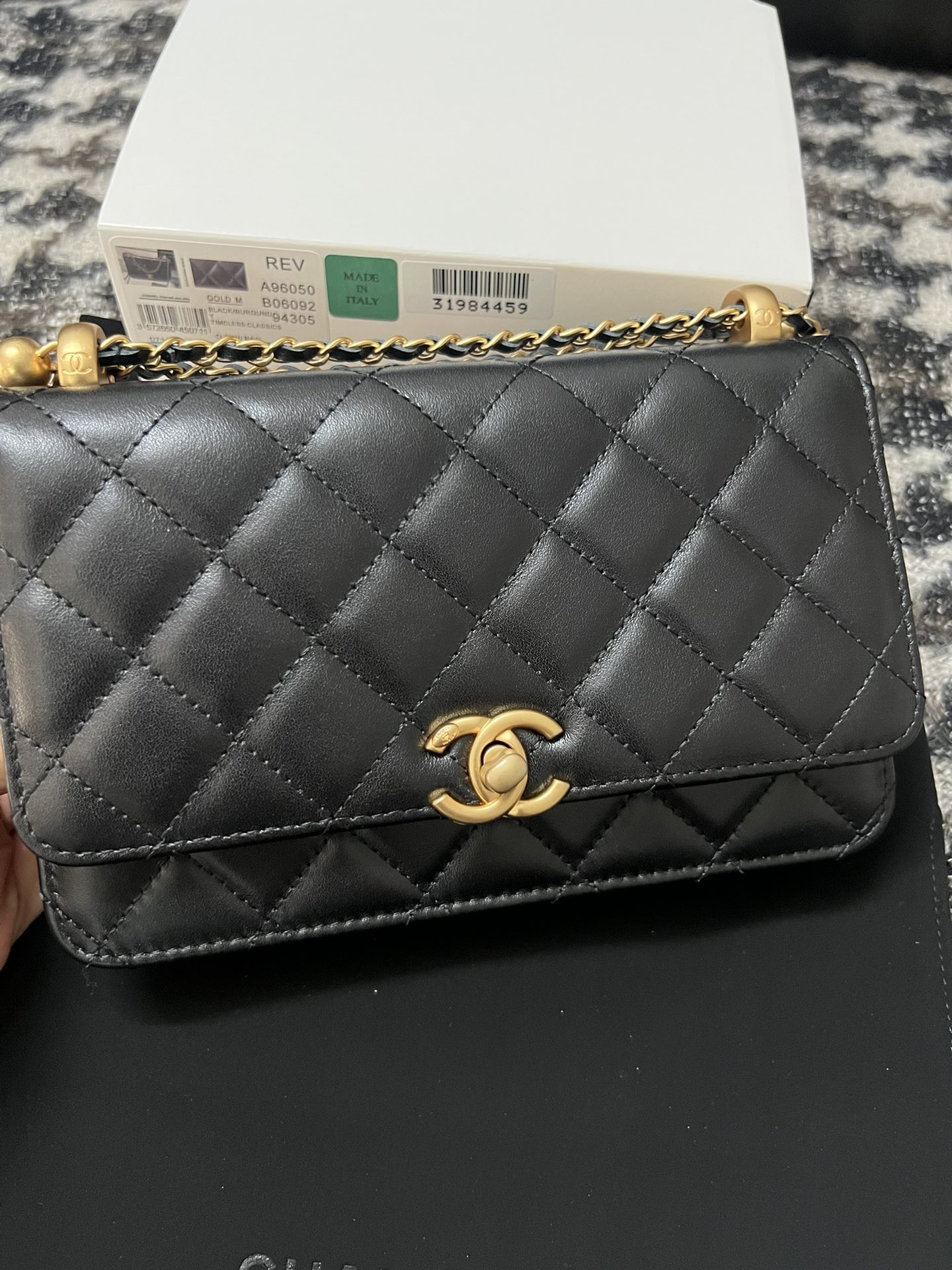 Chanel 24C WOC Wallet on Chain Black Leather with Gold Hardware, 18cm 9 i1702709364 7649 7