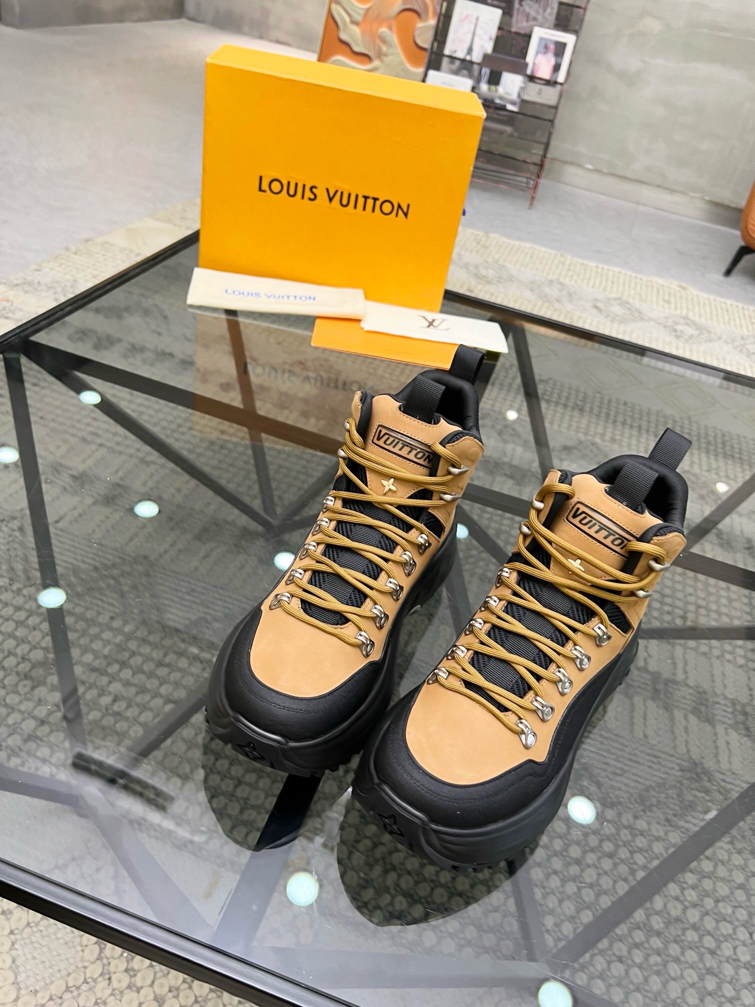 NO:216477,Brand LOUIS VUITTON original color matching Size 39-44 Custom made 38.45. Price Material Louis Vuitton Trainer 2 sneakers Highlights The autumn and winter men's clothing show recreates Virgil Abloh's original classic inspired by retro basketball shoes. Cowhide leather shaping the body, paired with a lined collar and adjustable Velcro laces. Basketball logo marked the tongue, Monogram floral embellished rubber outsole. Combination custom sole, Louis Vuitton, louis vuitton, louis vuitton, sneakers, cowhide19860909品牌LOUIS VUITTON 颜色原版配色 码数39-44定做38.45. 价格 材质路易威登Trainer 2 运动鞋 瞩目亮相 秋冬男装秀场,再现 Virgil Abloh 受复古篮球鞋的启发而创作的原版经典.牛皮革塑造鞋身,搭配加衬鞋领和可调节魔术贴鞋带.篮球标识标注鞋舌,Monogram 花卉点缀橡胶外底.组合定制大底,路易威登,louis vuitton,louis vuitton,sneakers,cowhide,Men's shoes