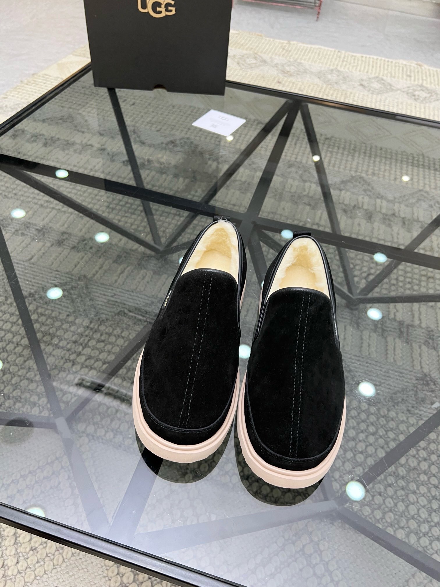 NO:216341,Brand U G G Color Black Brown Gray Size 39-44 Standard Code Price Material UGG New winter simple model is very warm and comfortable tones, restrained and elegant, elegant and simple design is extremely warm and cold-proof. The upper of a men's shoe is made of imported cowhide inner warm wool. Every detail shows the brand's exquisite and rigorous craftsmanship foamed ultra-light sole comfortable and soft, UGG wool men's shoes, cowhide19860909品牌U G G 颜色黑 棕 灰 码数39-44标准码 价格 材质UGG 冬季新款简单的款型又十分保暖舒适色调内敛而优雅从容精致简单的设计极具保暖防寒的一款男鞋鞋面采用进口牛皮内里保暖羊毛,点滴细节都展现品牌精湛严谨的工艺发泡超轻大底 舒适柔软,UGG羊毛男鞋,cowhide,Men's shoes