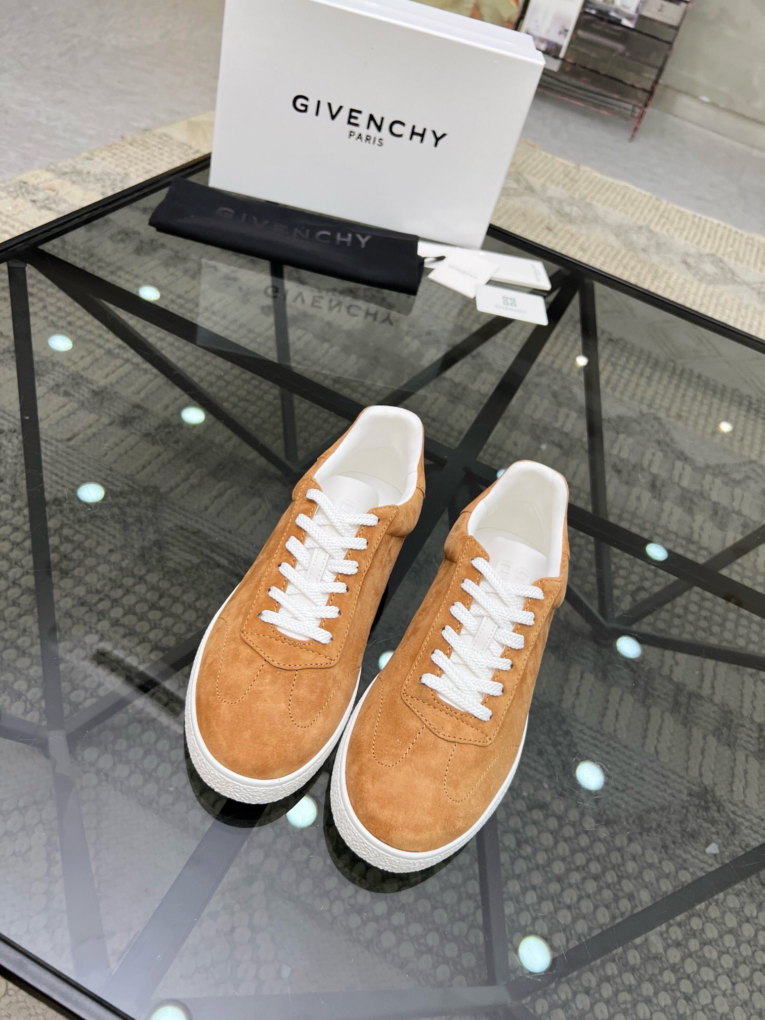 NO:216578,Brand GIVENCHY Color Original Color Code Number 39-44 Standard Code Price Material Givenchy Top-level Original Product!  The upper is sold simultaneously with cowhide and water-dyed cowhide. Original outsole. The style is fashionable, simple and elegant. All-match style. Givenchy casual shoes. Givenchy, given, given, cowhide.19860909品牌GIVENCHY 颜色 原版配色 码数39-44标准码 价格 材质纪梵希顶级·原单货！精品好货专柜 同步发售鞋面采用牛皮搭配水染牛皮里 原版大底 版型时尚简洁大方 百搭款,纪梵希休闲鞋,givenchy,givenchy,cowhide,Men's shoes