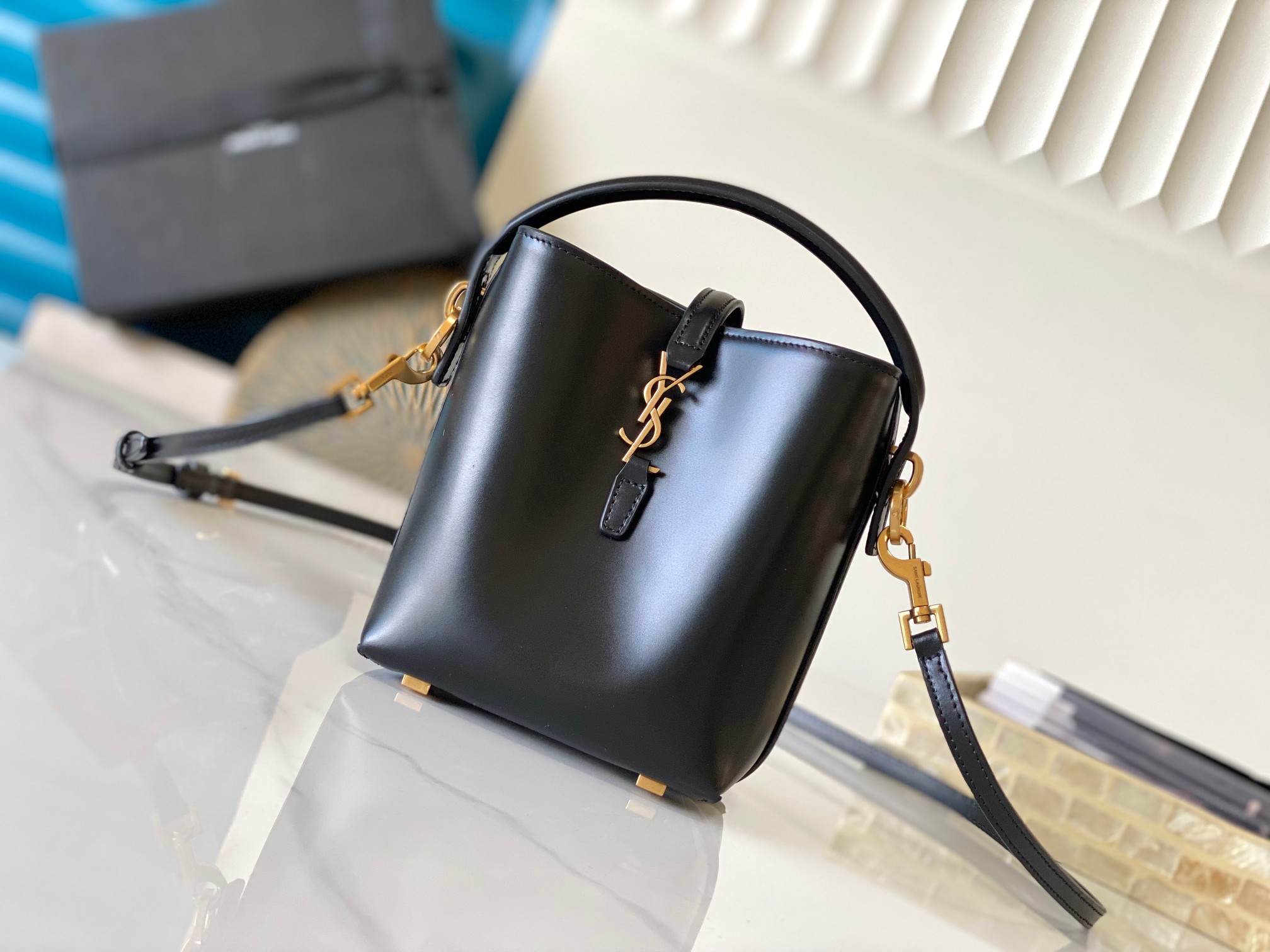 Sac seau cuir lisse fermeture à insérer mini