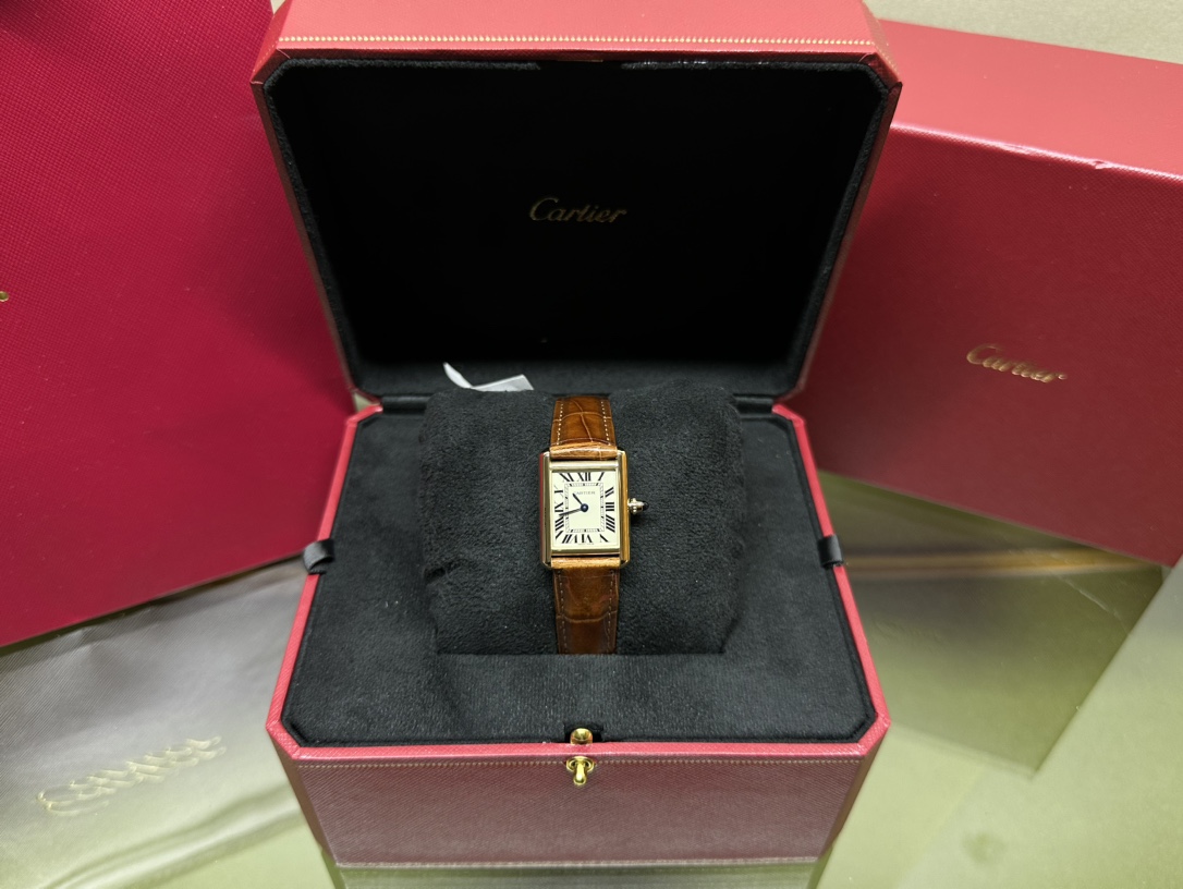 NO:143297,Cartier small tank 18K gold plated with American crocodile leather belt Original Swiss quartz movement, cartier, crocodile skin, gold19860909卡地亚小坦克 镀18K黄金 美洲鳄鱼皮皮带 原装瑞士石英机芯,,cartier,crocodile skin,gold,Watch