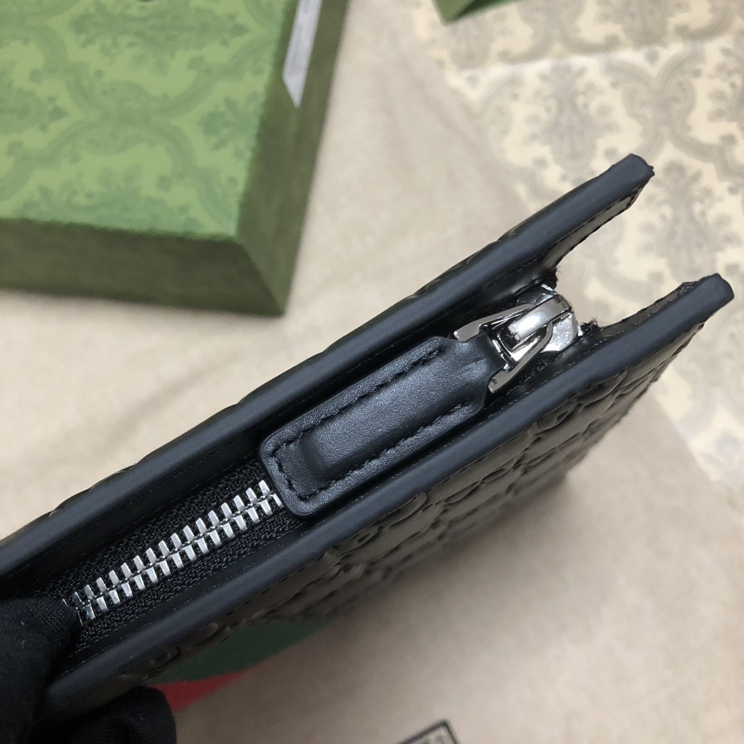 由G家最具辨识性的两种标志 — GG图案和织带精心搭配制作。此款手拿包采用热压GG Signature材