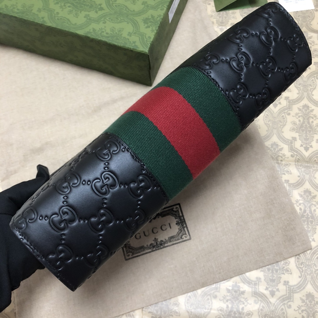由G家最具辨识性的两种标志 — GG图案和织带精心搭配制作。此款手拿包采用热压GG Signature材